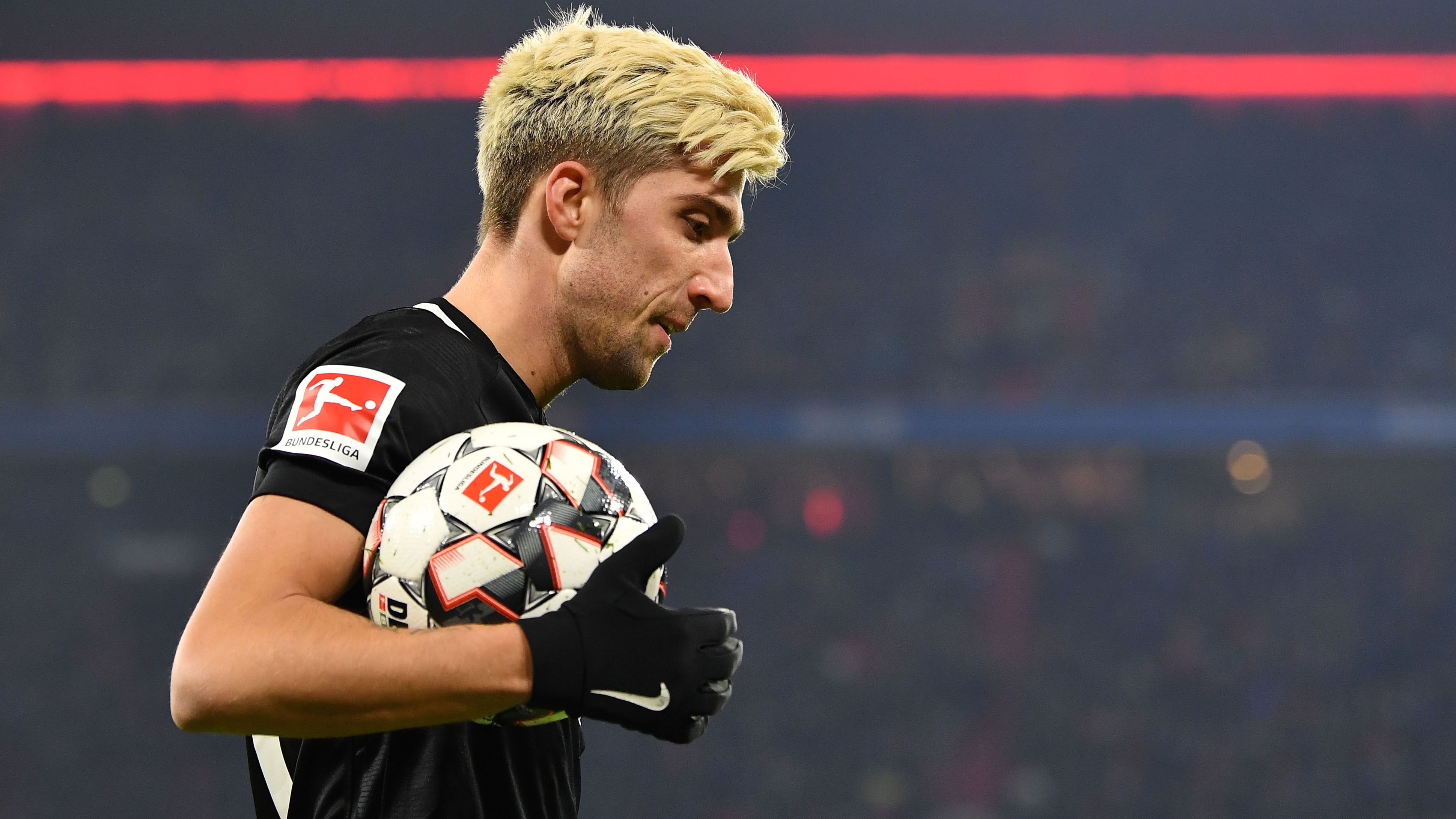 
                <strong>Kevin Kampl ( RB Leipzig)</strong><br>
                Seit seinem Wechsel von Bayer Leverkusen nach Leipzig 2017 gehört der in Solingen geborene Kevin Kampl zu den Führungsspielern der Roten Bullen. Der slowenische Nationalspieler gehört zu den erfahrensten Profis im jungen RB-Kader. Um einen Abgang des Mittelfeld-Stars zu erschweren, soll laut "Leipziger Volkszeitung" eine Ausstiegsklausel von 60 Millionen Euro in Kampls Vertrag verankert sein. Kampls Marktwert liegt bei 22 Millionen Euro (Quelle: Transfermarkt.de)
              