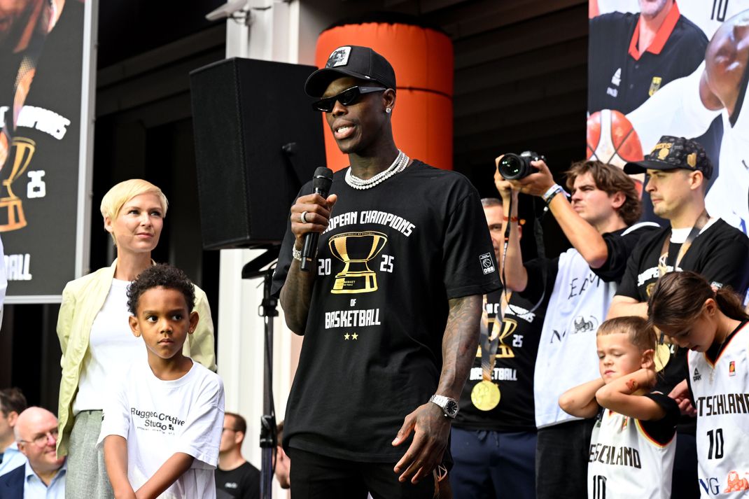 Das deutsche Team um Dennis Schröder (Mitte) feierte den EM-Titel bereits in Riga - heute ging es in Frankfurt weiter.