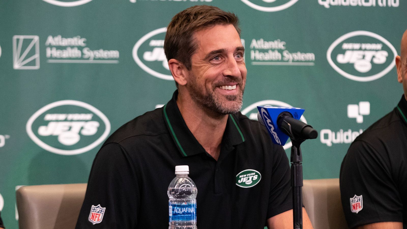 
                <strong>Aaron Rodgers (New York Jets)</strong><br>
                &#x2022; <strong>University of Berkeley</strong>: Kommunikationswissenschaften (Bachelor)<br>&#x2022; <strong>University of Wisconsin-Madison</strong>: Ehrendoktorat der Humanmedizin<br>
              