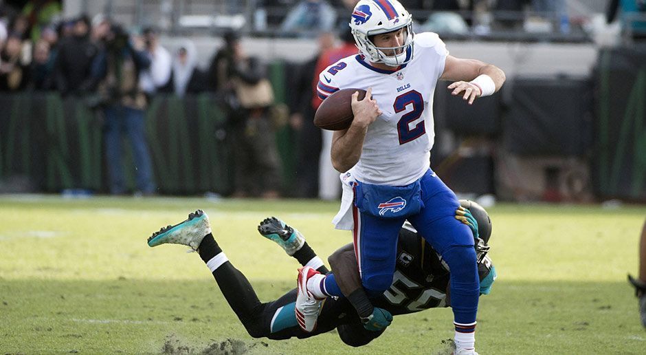 
                <strong>Nathan Peterman</strong><br>
                Ganz bitter war es aber auch im Wild Card Game bei den Jacksonville Jaguars. Nach einem harten Hit musste Tyrod Taylor kurz vor Schluss das Feld verlassen, Nathan Peterman übernahm und trug bei einem 3:10-Rückstand die letzten Hoffnungen der Bills auf seinen Schultern. Doch dann ging wieder alles schief. Bei lediglich vier Snaps schaffte es der glücklose Quarterback, ein Intentional Grounding, ein Fumble und eine Interception zu produzieren. Dass die Bills verloren muss hier nicht mehr extra erwähnt werden.
              