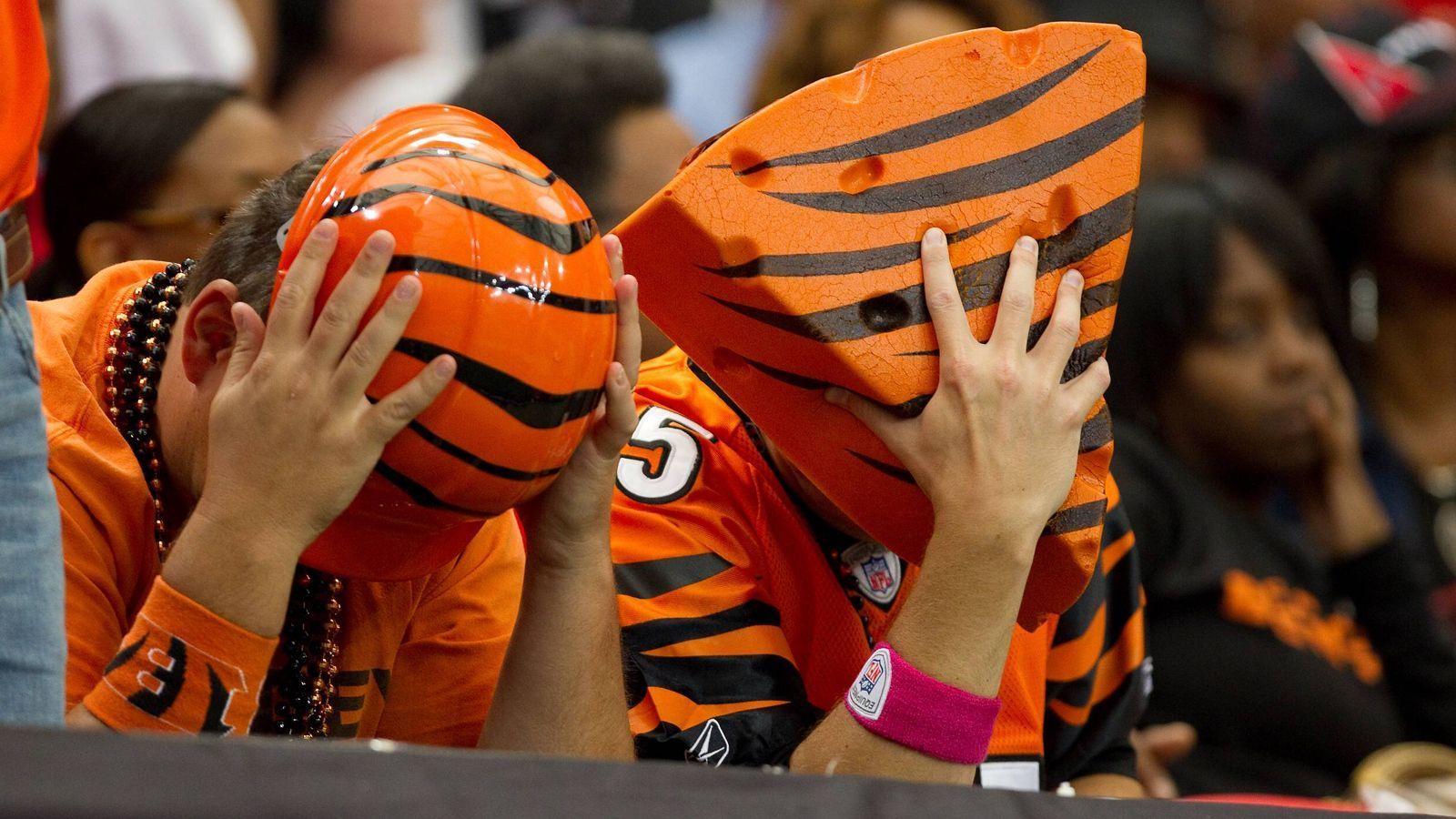 
                <strong>Das Ende des ewigen Verliererteams?</strong><br>
                Die Bengals sind eines von nur zwölf NFL-Teams, die noch nie einen Super Bowl gewinnen konnten. Zwar standen sie schon zweimal im Super Bowl (Saisons 1982 und 1988), allerdings gingen beide Spiele gegen die San Francisco 49ers verloren. Nun ergibt sich für das Team aus Ohio die große Chance, diesen Makel auszulöschen und mit einem Sieg gegen die LA Rams endgültig Geschichte zu schreiben. Und wer würde nicht gerne einmal das ewige Verliererteam am Ende ganz oben stehen sehen?
              