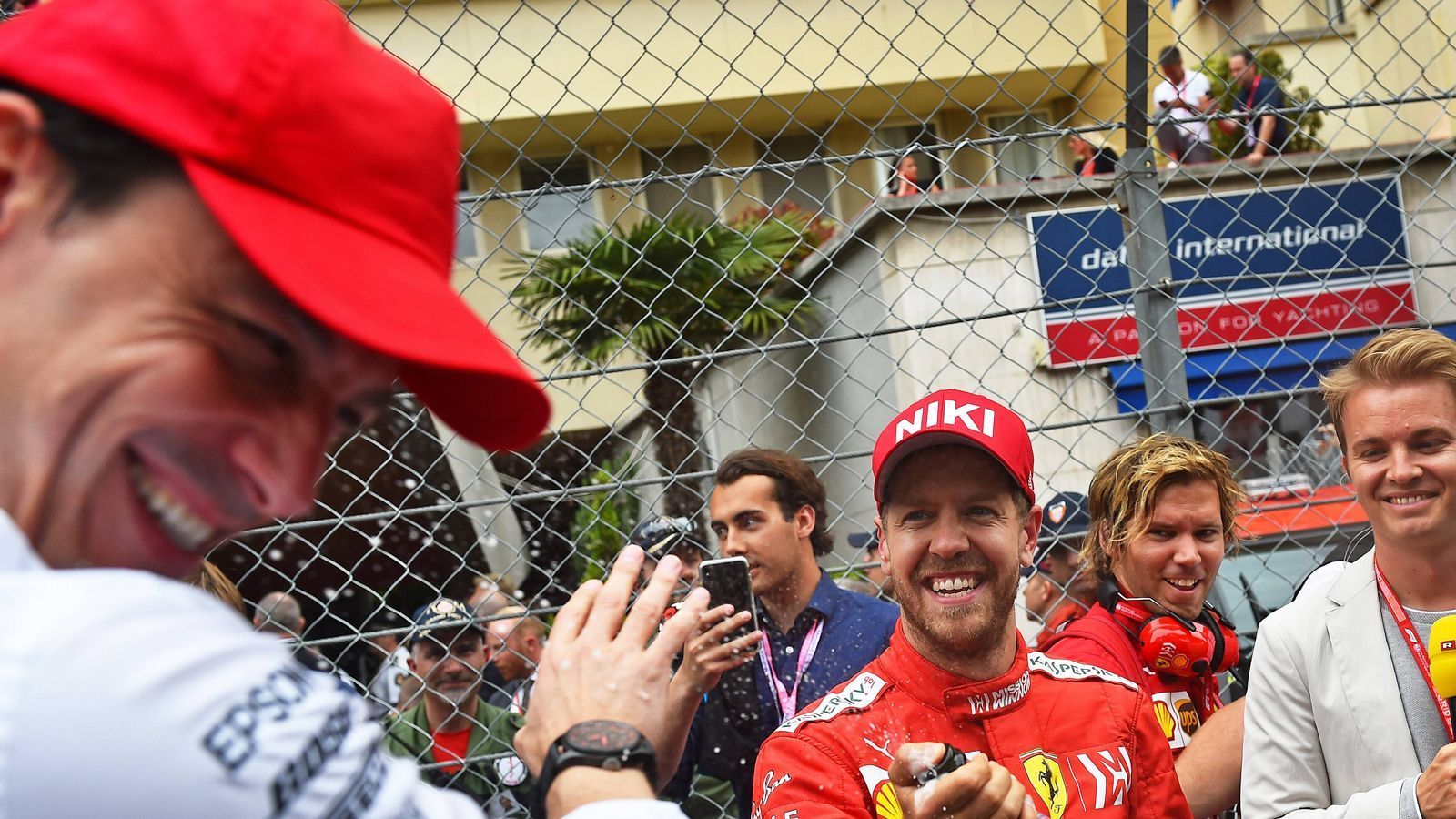 
                <strong>Mercedes</strong><br>
                Apropos Wolff: Der Österreicher ist aktuell Mercedes-Motorsportchef, und sollten die Silberpfeile in der jetzigen Konstellation in der Königsklasse bleiben, wären sie für Vettel ebenfalls eine Option. Die Verträge von Lewis Hamilton und Valtteri Bottas laufen nach der Saison 2020 aus. Vettel und Hamilton wären als Teamkollegen eine Hammer-Konstellation, sowohl sportlich als auch medial.
              