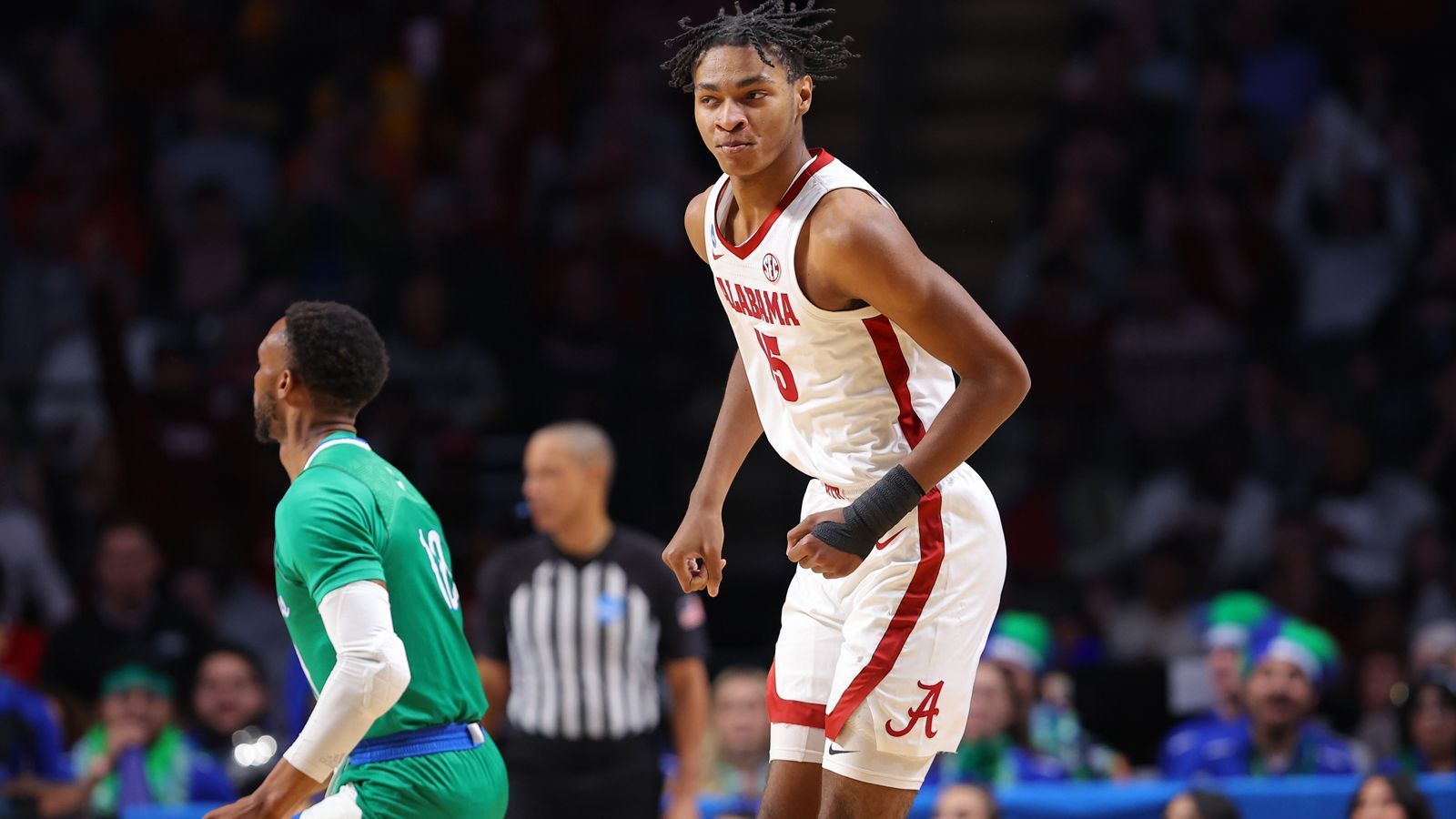 
                <strong>20. Pick: HOUSTON ROCKETS Noah Clowney (Forward/Center, Alabama, 14. Juli 2004) </strong><br>
                Stats 22/23: 9,8 Punkte, 7,9 Rebounds, Quoten: 49/28/65 (36 Spiele)Eigentlich haben die Rockets genug junge Talente, weshalb es niemanden verwundern würde, wenn sie diesen Pick traden. Falls sie ihn behalten, könnte Clowney mit seiner Defensivstärke jedoch Sinn ergeben und ein Backup für sowohl Alperen Sengün als auch Jabari Smith Jr. werden. Er ist noch sehr jung und entwicklungsfähig, allerdings muss angemerkt werden, dass sein Wurf am College sehr schlecht fiel – selbst von der Freiwurflinie traf er bloß 55 Prozent.
              
