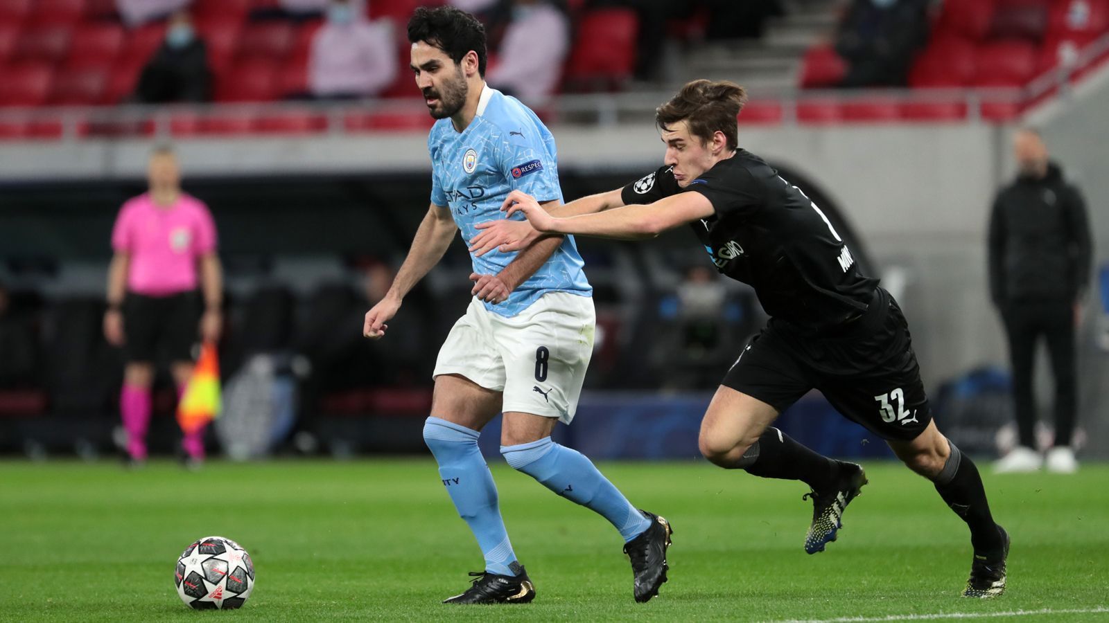 
                <strong>Gladbach verwirrt – City eiskalt</strong><br>
                Manchester City wechselt offensiv immer wieder die Positionen. Mal steht De Bruyne in der Spitze, mal Foden, mal sogar Ilkay Gündogan. Wie in der 18. Minute. Gladbach kann die Gegenspieler nicht mehr unterscheiden und ist defensiv unsortiert. Foden steckt halbrechts durch auf Gündogan, der an Sommer vorbei flach zum 2:0 vollstreckt. Das Spiel ist gelaufen, der Drops gelutscht. Nach nicht einmal 20 Minuten.
              