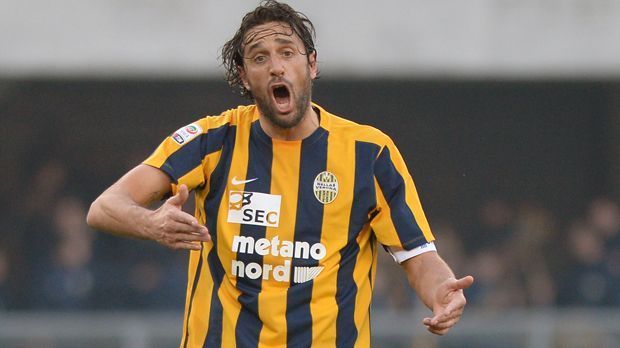 
                <strong>Luca Toni (Hellas Verona)</strong><br>
                Luca Toni (Hellas Verona): Im Sommer wird der frühere Bayern-Stürmer seine Laufbahn beenden. Der Weltmeister von 2006 tritt aber mit einem großen Makel ab - er geht als Absteiger. Bereits jetzt, drei Spieltage vor dem Saisonende, steht Tonis Klub Hellas Verona als Absteiger der Serie A fest. Fünf Mal traf der Stürmer in der laufenden Saison - zu wenig im Abstiegskampf. So verabschiedet sich der Italiener als Absteiger in die Fußball-Rente.
              