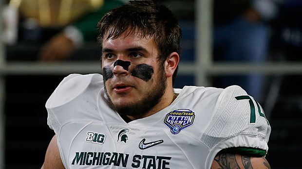 
                <strong>Jack Conklin</strong><br>
                8. Position: Jack Conklin (Offensive Tackle) zu den Cleveland Browns. Die rechte Seite von Clevelands O-Line ist ein Desaster und obwohl die Browns auch einen Running Back oder einen Cornerback brauchen könnten, muss der Fokus erstmal auf die Offense Line gelegt werden. Aber da Tunsil auf der linken Seite spielt und Stanley weg ist, bleibt nur Conklin. Der kann beide Seiten abdecken und hat vergangenes Jahr fast allen Defense Ends Probleme bereitet, im Spiel gegen Oregon auch Deforest Buckner seine Grenzen aufgezeigt. Conklin könnte als Rookie ganz groß auftrumpfen.
              