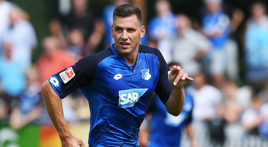 
                <strong>Adam Szalai</strong><br>
                Adam Szalai (TSG 1899 Hoffenheim): Dem Stürmer fehlt in der Bundesliga das Glück vor dem Tor. Sein letzter Treffer datiert vom 12. Dezember 2014! Deshalb war der Ungar in der Rückrunde der abgelaufenen Spielzeit an Absteiger Hannover 96 ausgeliehen, doch auch dort wollte Szalais Knoten nicht platzen. Vor Saisonbeginn schien seine Zukunft ungewiss, doch der 28-Jährige mit laufendem Vertrag bis 2018 zeigt sich kämpferisch und schoss in der ersten DFB-Pokalrunde gleich zwei Tore für die TSG 1899. Laut dem "kicker" wäre Szalai dennoch ein Kandidat für einen spontanen Wechsel, der 1. FC Nürnberg könnte Interesse haben. (Quelle: kicker)
              