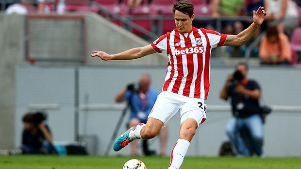 
                <strong>Innenverteidiger: Philipp Wollscheid</strong><br>
                Innenverteidiger: Philipp Wollscheid. Ihn hat man schon fast vergessen: Seit Anfang der Saison spielt der Ex-Mainzer Philipp Wollscheid bei Stoke City, dem Tabellenachten der Premier League. Seit dem siebten Spieltag verpasste Wollscheid keine Minute, seitdem ging es für seine Mannschaft von 18. Tabellenplatz stetig nach oben. Auch die Fans lieben den unermüdlichen deutschen Stammspieler. Und für den Bundestrainer ist der 27-Jährige auch kein Unbekannter. Er setzte ihn 2013 bei zwei Freundschaftsspielen ein. Wollscheid hofft auf ein Comeback. Aber Deutschlands Verteidiger in England spielen in Löws Planungen offenbar keine große Rolle...
              
