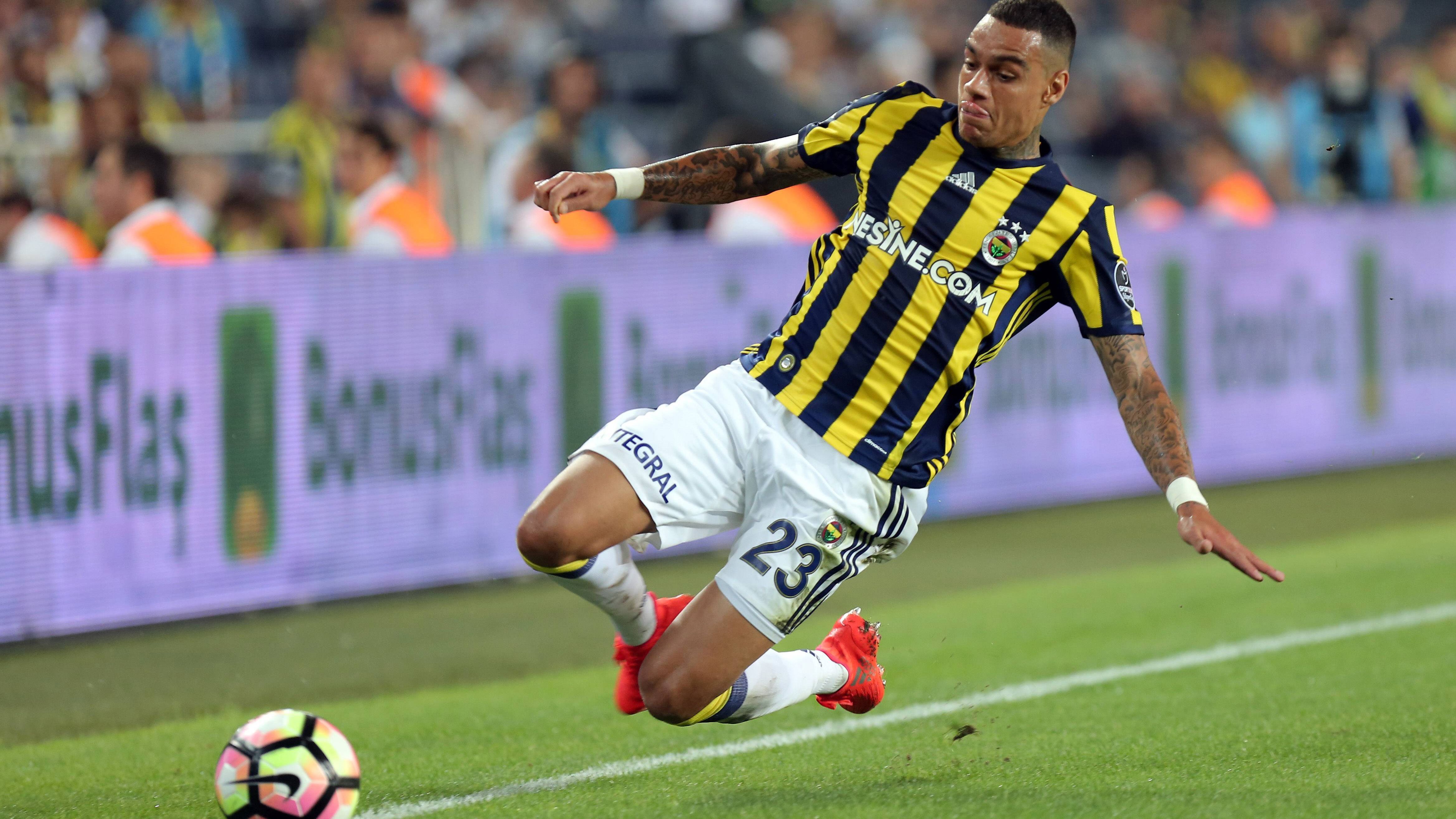 
                <strong>Ablösefrei nach Istanbul </strong><br>
                2016 wurde deshalb van der Wiels Vierjahresvertrag in Paris nicht verlängert, so dass der Niederländer von Frankreich in die Türkei, zu Fenerbahce Istanbul wechselte. Beim türkischen Traditionsverein brachte es der Vize-Weltmeister von 2010 aber nur auf 17 Pflichtspiele.
              