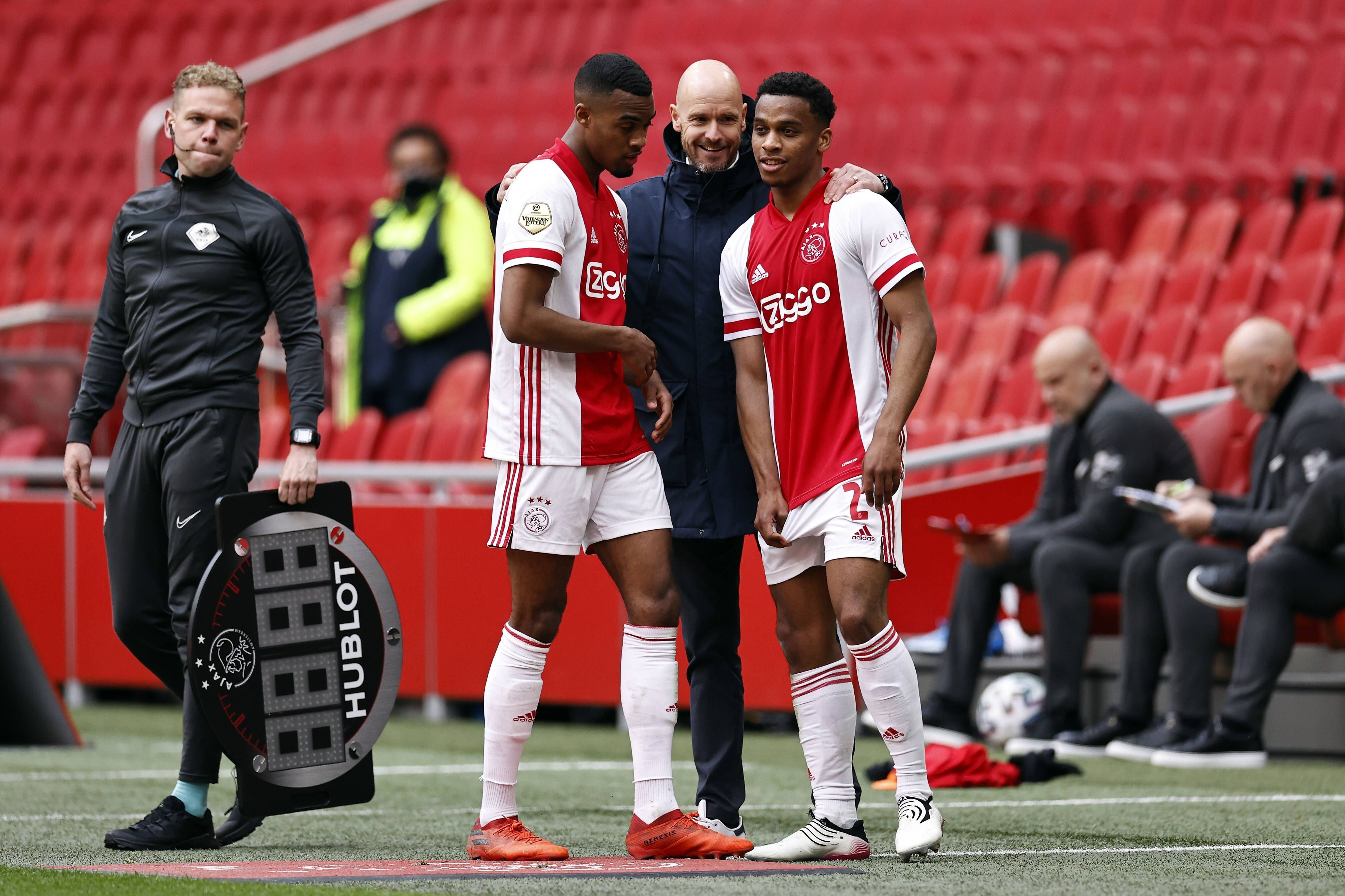 
                <strong>Ajax Amsterdam</strong><br>
                Ajax Amsterdam hat seine Dominanz in der niederländischen Eredivisie untermauert. Mit einem 4:0-Sieg über den FC Emmen sicherte sich das Team von Trainer Erik ten Hag den 35. Meistertitel. Drei Spieltage vor Saisonende ist Ajax nicht mehr von der Spitze zu verdrängen. Der Vorsprung auf die PSV Eindhoven mit Rio-Weltmeister Mario Götze auf Platz zwei beträgt bei einem Spiel mehr 15 Punkte.
              