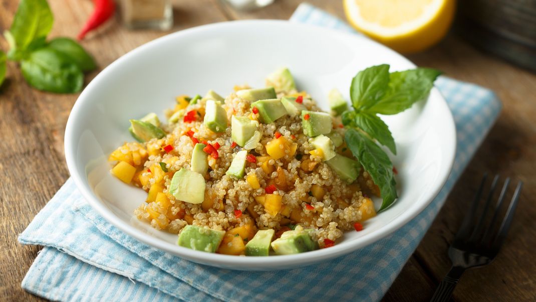 Einfacher Quinoa-Mango-Salat mit Avocado.