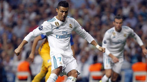 
                <strong>Ronaldo todsicher vom Punkt</strong><br>
                Der Weltfußballer traf zum Auftakt beim 3:0-Sieg von Real Madrid per Handelfmeter zum zwischenzeitlichen 2:0. Es war sein zwölfter Treffer vom Punkt in der Champions League: Rekord. Mit seinem Doppelpack hat er nun 107 Tore in der Königsklasse erzielt. Auch das ist eine Bestmarke. Die hatte er aber sowieso schon inne.
              