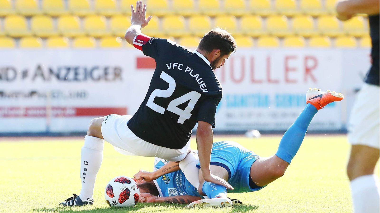 
                <strong>2014/15: VFC Plauen</strong><br>
                Im Dezember 2014 meldete der VFC Plauen Insolvenz an. Fast eine Million Euro Schulden plagten den Verein, auch die Gehälter konnten nicht mehr gezahlt werden. Zunächst hieß es, Plauen dürfte bis zum Ende der Saison weiterspielen. Zum Schluss wurden die Spiele des Klubs doch annulliert. Seitdem kicken die Plauener in der Oberliga Nordost.
              