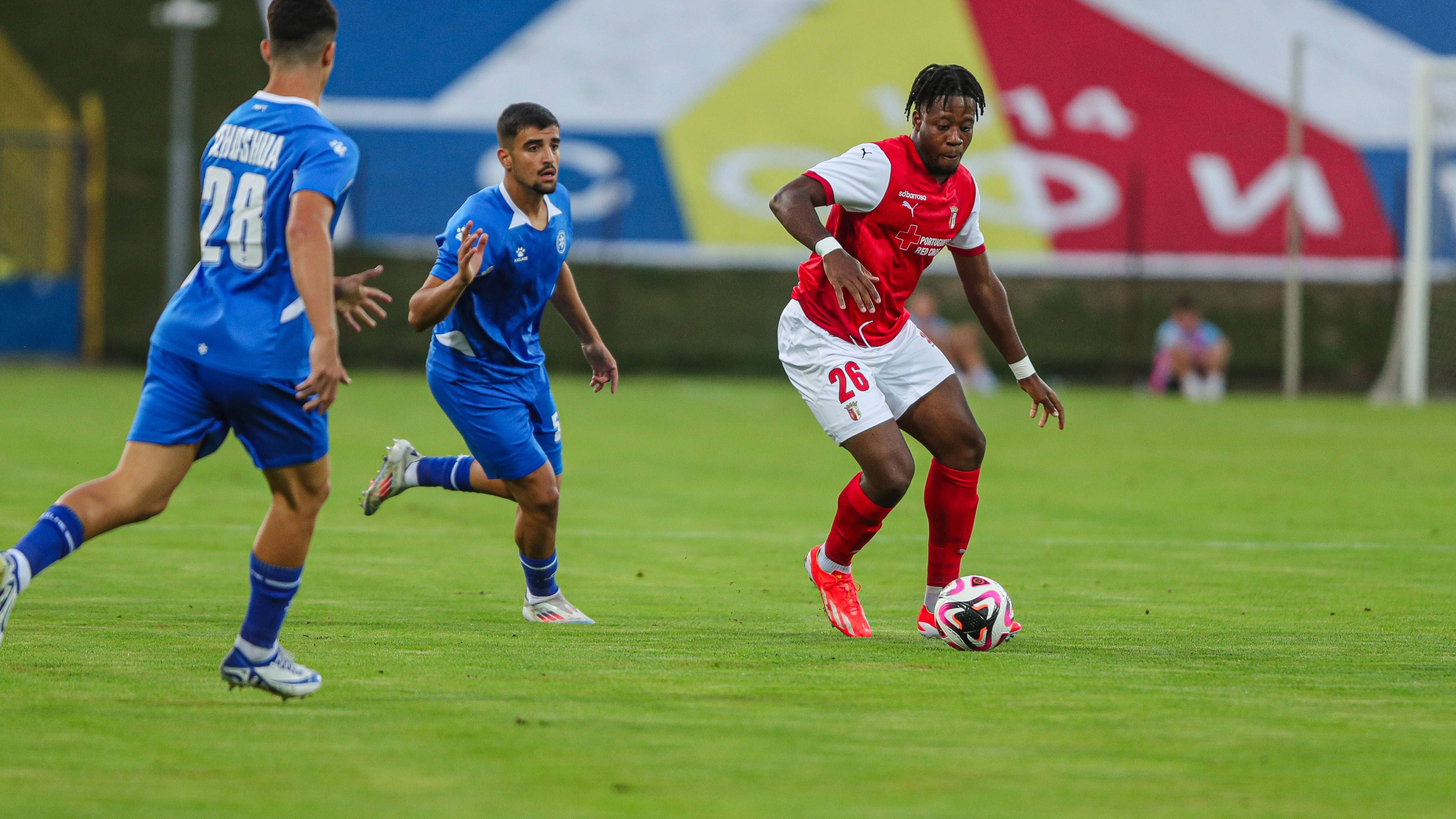 <strong>Bright Arrey-Mbi (SC Braga)</strong><br>Mit Verteidiger Bright Arrey-Mbi konnte sich zuletzt ein Ex-Bayern-Talent in der 2. Bundesliga in den Fokus spielen. Der 21-Jährige etablierte sich in Hannover und im Sommer 2024 zahlte der portugiesische Klub SC Braga kolportierte 6,2 Millionen Euro Ablöse für den Deutsch-Engländer. Für die Bayern bestritt Arrey-Mbi einst hingegen nur ein Pflichtspiel bei den Profis.