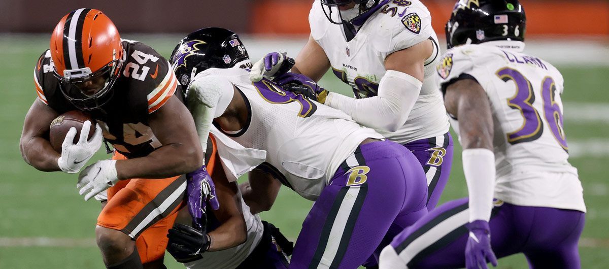 
                <strong>Week 14: Neun Rushing Touchdowns bei Ravens at Browns</strong><br>
                Am 14. NFL-Spieltag bezwangen die Baltimore Ravens in einem echten Krimi die Cleveland Browns 47:42. 89 Punkte in einem Spiel sind ohnehin schon bemerkenswert, doch beide Teams stellten zudem einen NFL-Rekord ein. Gemeinsam kommen sie auf neun Rushing Touchdowns in einer Partie. Fünf davon kamen von Baltimore: Lamar Jackson (2), J.K. Dobbins (1) und Gus Edwards (2) - vier davon von Cleveland: Baker Mayfield (1), Kareem Hunt (1) und Nick Chubb (2). 1922 gelang es das letzte Mal, dass neun Touchdowns in einem Spiel erlaufen wurden. Damals noch Rock Island und Evansville, sowie Racine und Louisville. 
              