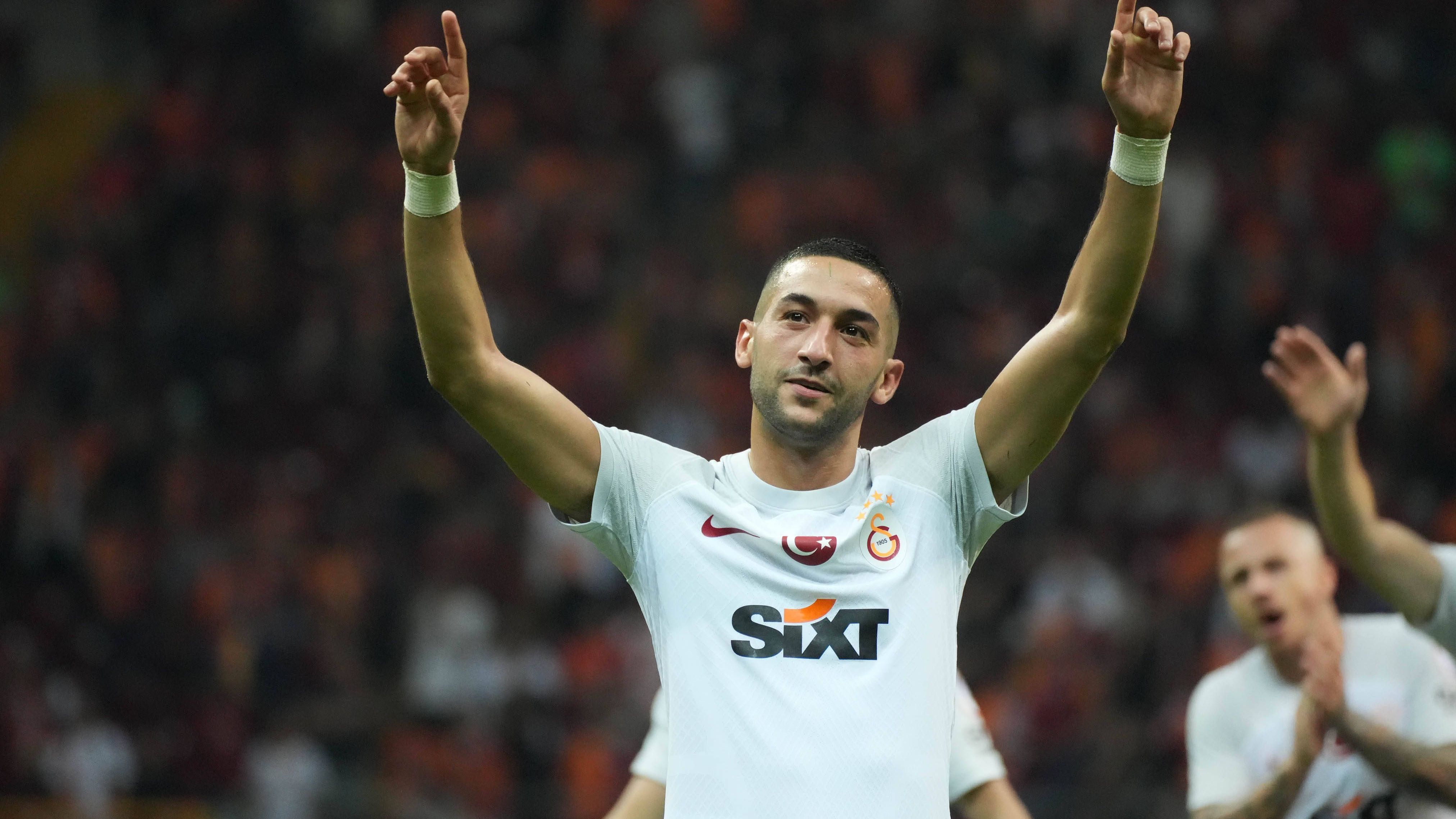 <strong>Hakim Ziyech</strong><br>Ebenfalls ein sehr bekannter Name aus der Premier League. Der offensive Mittelfeldspieler, der mit Marokko im vergangenem Jahr sensationell das WM-Halbfinale erreichte, lief zuletzt drei Jahre für den FC Chelsea auf und gewann 2021 unter Trainer Thomas Tuchel die Champions League.