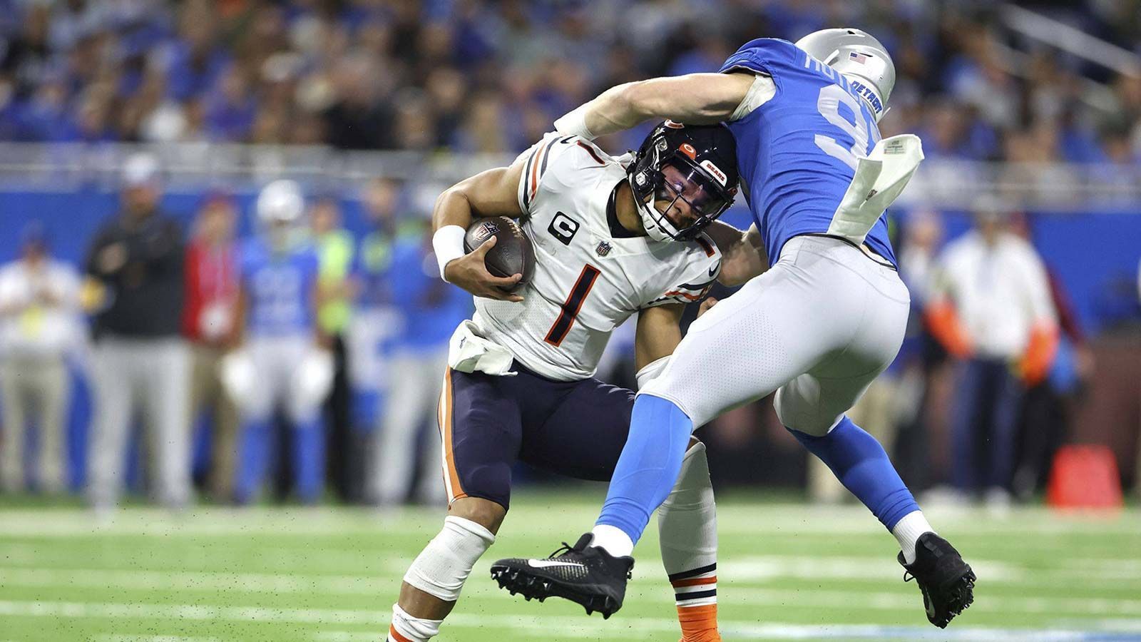 
                <strong>Detroit Lions – DL</strong><br>
                Vergangene Saison machte es wirklich Spaß, die Offensive der Detroit Lions zu sehen. Umso trauriger war der Anblick der Defensive, die sowohl gegen den Pass als auch gegen den Lauf eine Katastrophe war. Mit mehreren namhaften Free Agents hat Detroit jetzt seine Secondary verstärkt, die Defensive Line ist daher Baustelle Nummer eins für den Draft. Egal, ob Defensive Tackle oder ein Defensive-End-Partner für Aiden Hutchinson – die Lions müssen hier investieren, wenn sie nicht wieder die zweitschlechteste Laufverteidigung der Liga sein wollen. Zum Glück hat man durch den Trade von Matthew Stafford zwei Erst-Runden-Picks.
              