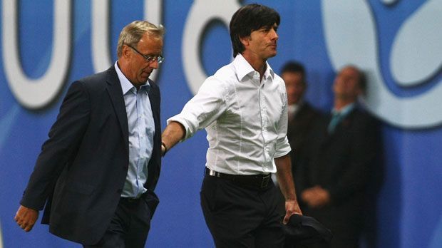 
                <strong>Trainer sehen Rot</strong><br>
                Trainer sehen Rot: Bei der EM 2008 gab es ein absolutes Novum. Bundestrainer Joachim Löw und der österreichische Nationalcoach sahen als erste Trainer die Rote Karte bei einer Europameisterschaft. Im abschließenden Gruppenspiel gerieten die beiden derart aneinander, dass Schiedsrichter Manuel Mejuto Gonzalez die beiden Streithähne auf die Tribüne verbannte.
              