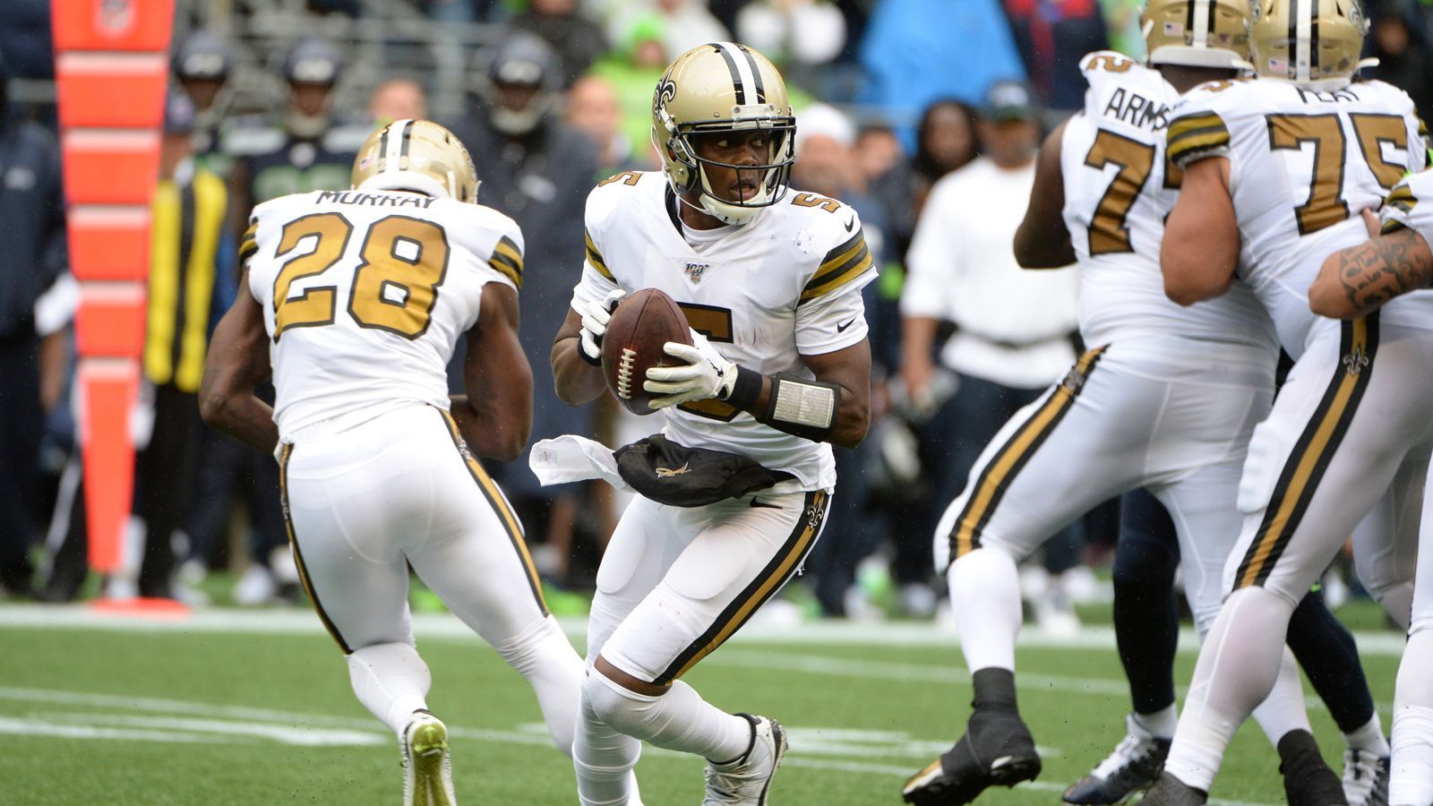 
                <strong>New Orleans Saints</strong><br>
                Glaubt man den Berichten der zahlreichen NFL-Insider, scheint ein Verbleib Bridgewaters in New Orleans nicht besonders realistisch zu sein. Denn wie "ESPN" kürzlich vermeldete, kann Bridgewater in der Free Agency bis zu 30 Millionen Dollar verlangen und hat gleich mehrere Interessenten. Da Drew Brees bei den Saints noch ein Jahr dranhängt, würde Bridgewater unter Head Coach Sean Payton weder starten noch ein Gehalt in der Nähe der kolportierten 30 Millionen Dollar angeboten bekommen. Bridgewater bleibt nur bei den Saints, sollte letztlich kein passendes Angebot eines anderen Teams vorliegen. Denn bei den Saints ist Bridgewater der erste Nachfolge-Kandidat von Brees, sobald der 41-Jährige seine Footballschuhe an den Nagel hängt.
              