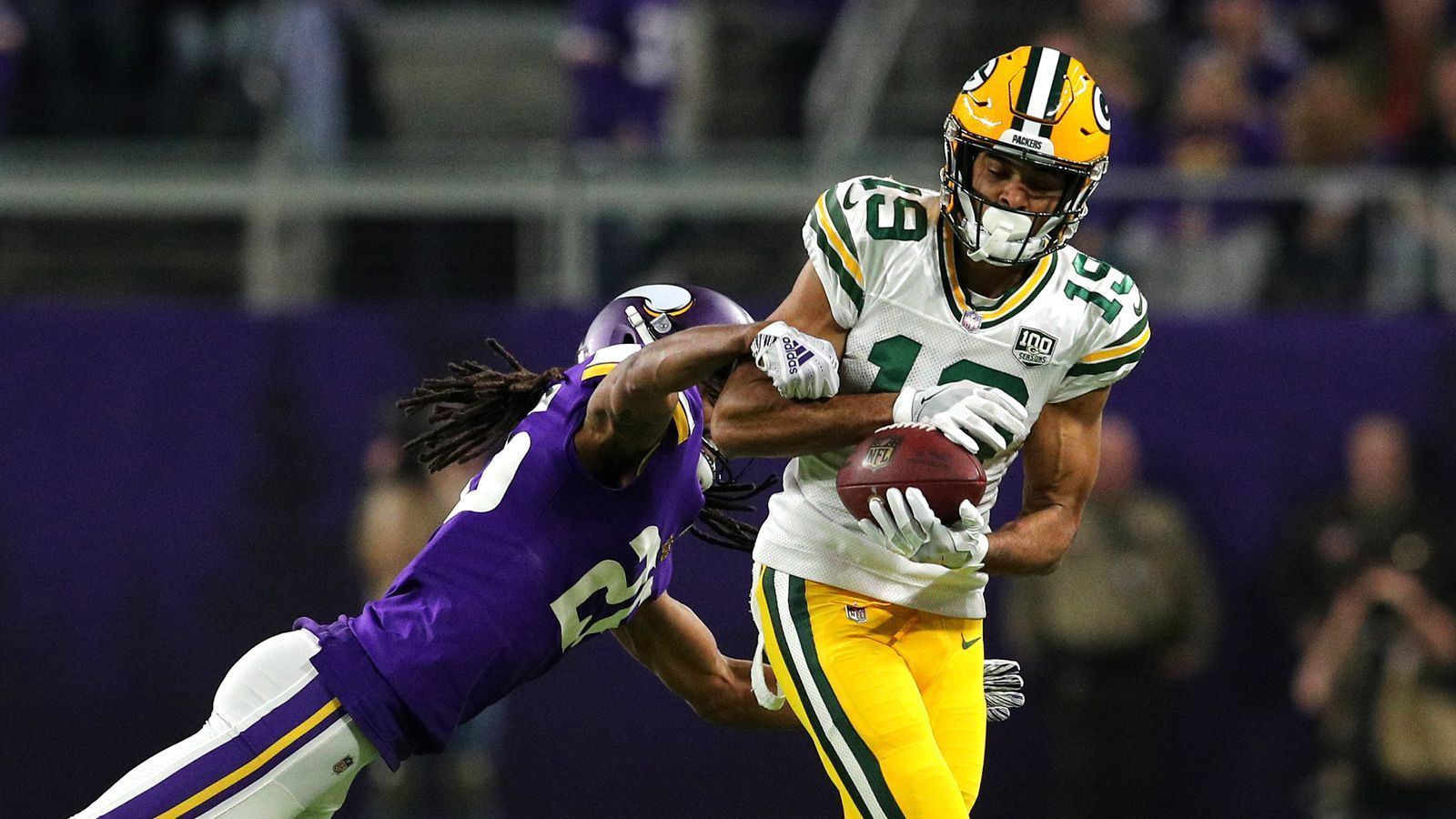 
                <strong>Wie sieht die Situation bei Equanimeous St. Brown aus? </strong><br>
                Der Wide Receiver der Green Bay Packers hatte sich in der Preseason 2019 am Sprunggelenk verletzt, verpasste seine zweite NFL-Saison komplett. Seit ein paar Wochen kann er wieder voll trainieren, schuftet für sein Comeback. Bitter: Den Packers fehlte es auf der Receiver-Position an starken Alternativen zu Davante Adams, EQ hätte sicher seine Chancen bekommen. Klar ist: Er bekommt sie unter Matt LaFleur auch in der kommenden Vorbereitung. Da sich die Packers aber sicher verstärken werden, wird der Kampf um einen Platz im Kader hart.
              