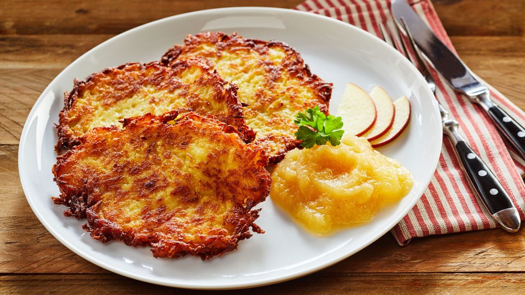 Reibekuchen, oder auch Rösti, sind bei vielen beliebt - warum also nicht mal eine Variation mit Apfel ausprobieren?