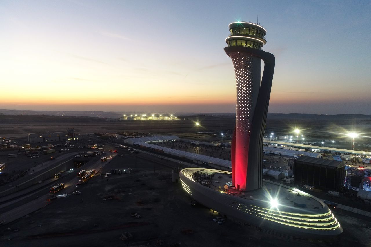 Harte Konkurrenz: Der neue Flughafen von Istanbul eröffnete erst halbfertig im Herbst 2018. Er kostete rund 10,5 Milliarden Euro und soll der größte Flughafen der Welt werden.
