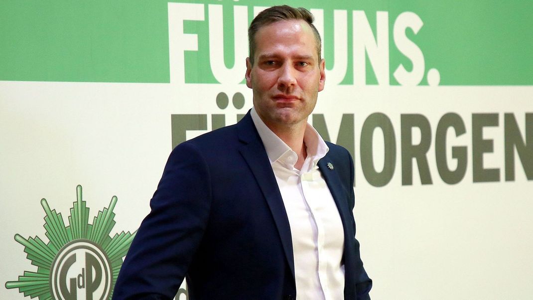 Der Bundesvorsitzende der Gewerkschaft der Polizei hat Ideen, wie man Menschen zur Abgabe von Messern bewegen könnte.
