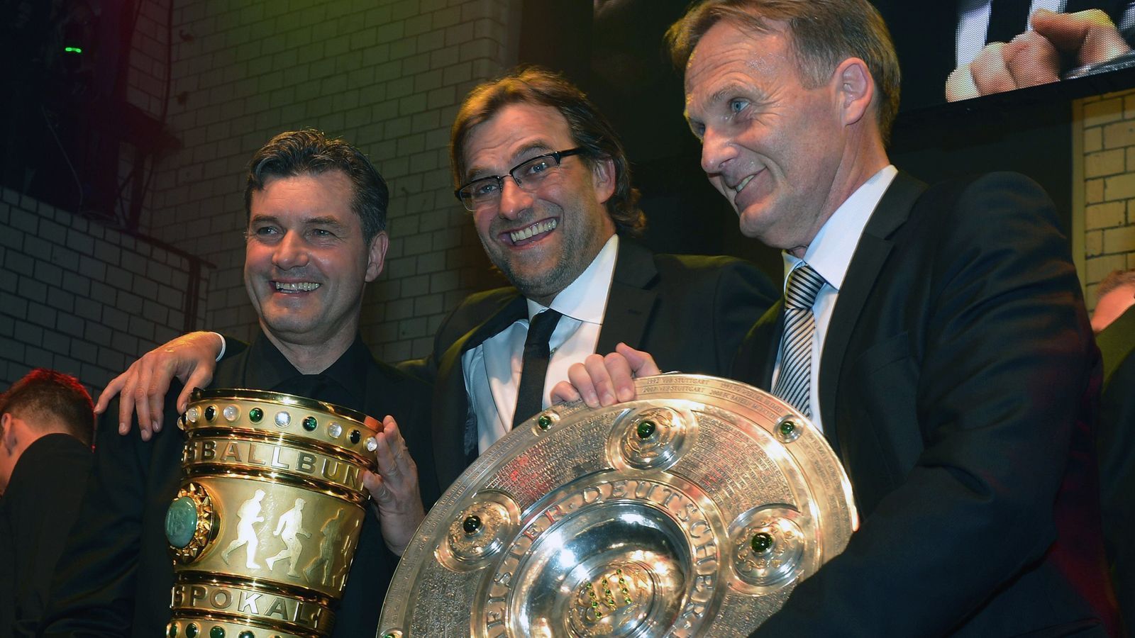 <strong>BVB holt 2012 das Double</strong><br>Ein Jahr nach dem Meistertitel von 2011 wurde es sogar noch erfolgreicher für Klopp und den BVB. 2012 konnten sich die BVB-Bosse sogar über das&nbsp; Double freuen. Nachdem man in der Meisterschaft wieder auf Platz 1 landete, nahm die Klopp-Elf den FC Bayern im Finale des DFB-Pokals in Berlin mit 5:2 auseinander. Insgesamt stand Klopp mit Dortmund drei Mal im Pokal-Endspiel.&nbsp;