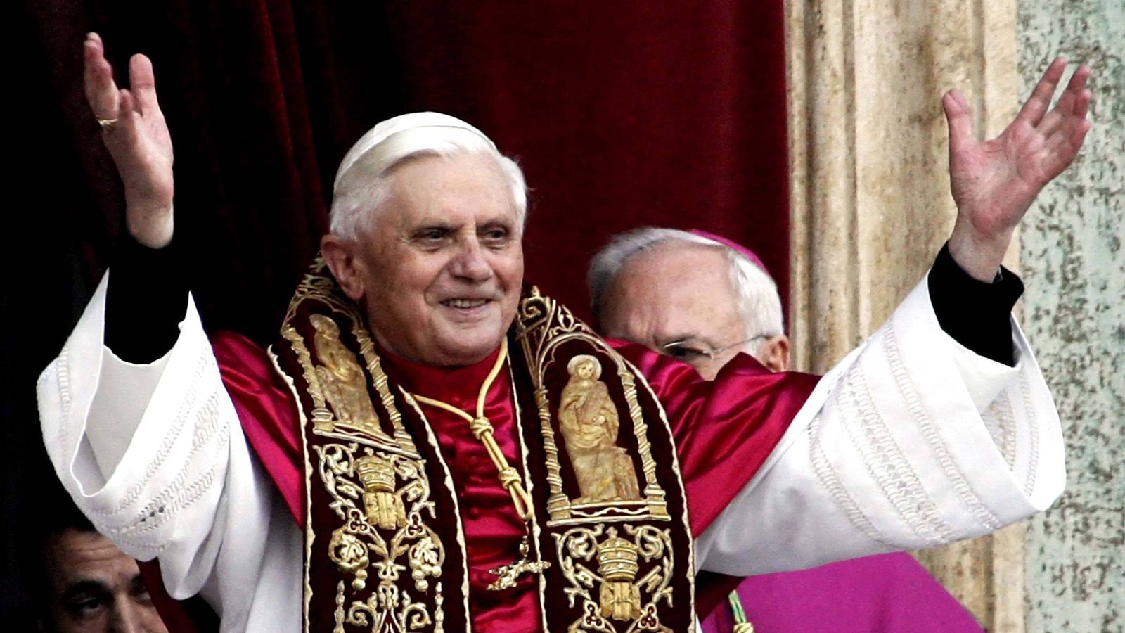 
                <strong>Wir sind Papst</strong><br>
                Auch außerhalb des Sports war die Welt noch anders. Papst Johannes Paul II. starb im Alter von 84 Jahren und nach fast 27-jährigen Pontifikat. Kardinal Joseph Ratzinger wurde im Konklave zu seinem Nachfolger gewählt. 
              