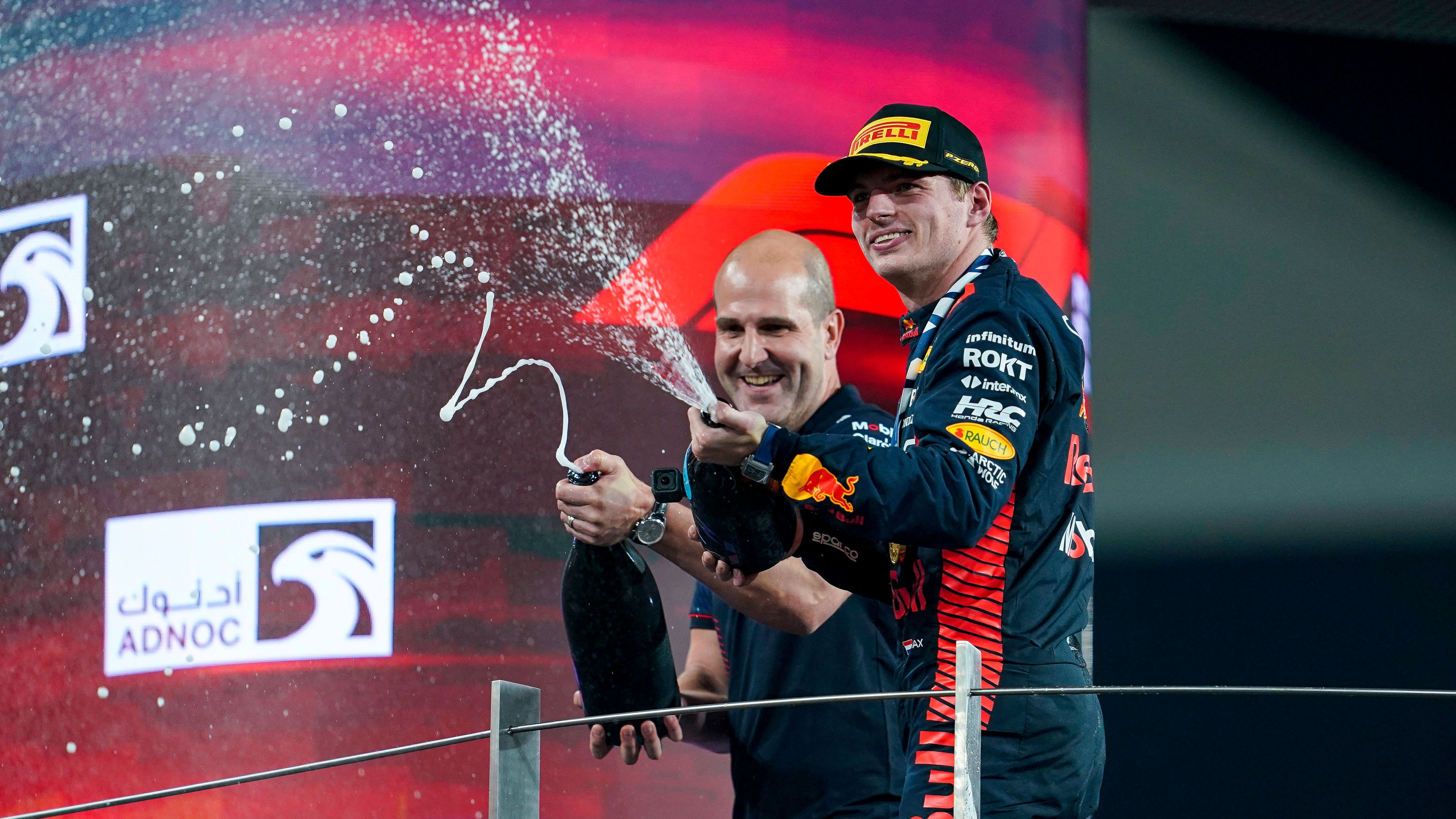 <strong>Max Verstappen (derzeit Red Bull)</strong><br>Wer schreibt solchen Unfug?! Naja, sage niemals nie. Allerdings liegen die Chancen, dass Verstappen 2025 im Mercedes sitzt, im Promille-Bereich. Nicht nur, dass er bis 2028 an Red Bull gebunden ist. Er sitzt auch noch im mit Abstand besten Auto des Feldes. Dass sich an dieser Situation 2024 etwas gravierend ändert, ist eher unwahrscheinlich.