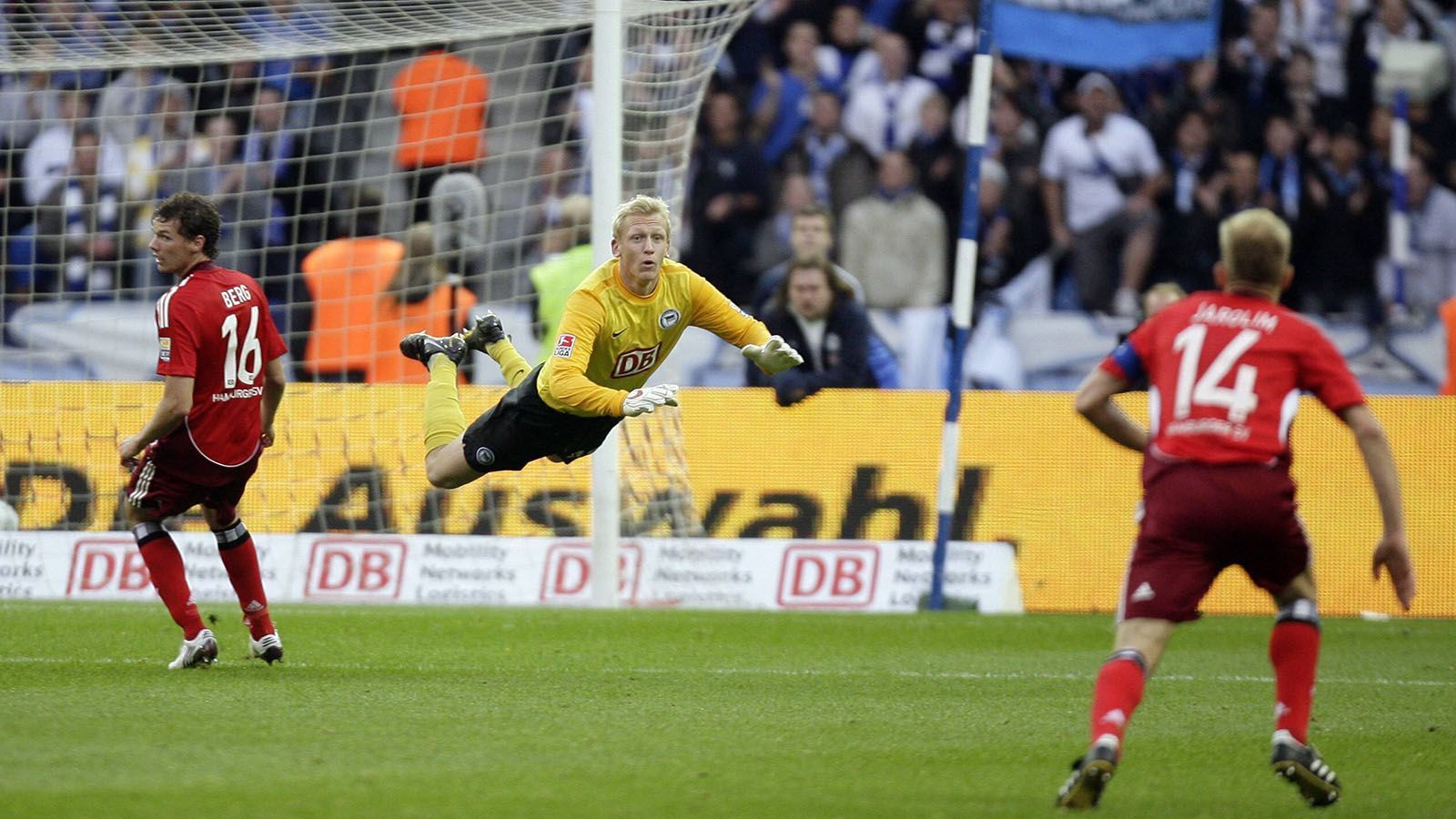 
                <strong>Sascha Burchert (Hertha BSC) </strong><br>
                4. Oktober 2009: Hertha BSC – HSV (1:3)Der 4. Oktober 2009 war ein ganz schwarzer Tag für Hertha-Ersatzkeeper Sascha Burchert. Gleich zweimal rannte der Blondschopf aus seinem Kasten, um mit einem Flugkopfball die Situation zu klären. Doch der Ball landete zunächst beim Hamburger David Jarolim, der Burchert aus 25 Metern überlupfte. Wenig später dieselbe Situation, diesmal köpfte Burchert das Leder direkt vor die Füße von Zé Roberto und der Brasilianer hatte keinerlei Probleme, den Berliner Keeper aus 40 Metern zu überlupfen und den Ball ins Tor zu befördern.
              