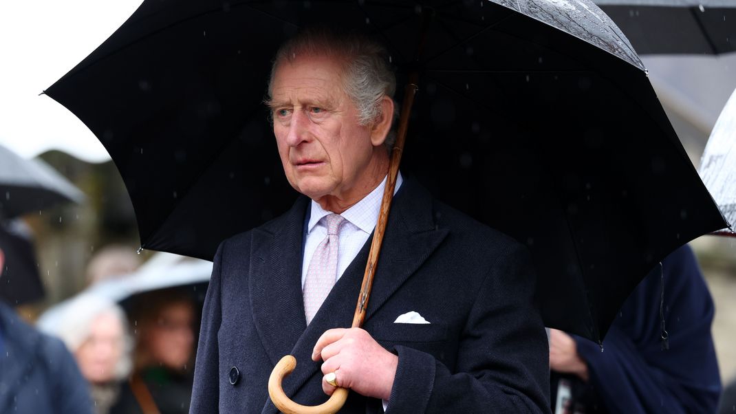 Seitdem König Charles III. in England regiert, läuft nicht gerade alles glatt. Welche Probleme dem Monarchen aktuell zu schaffen machen, erfährst du hier.