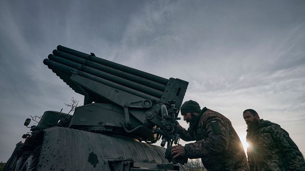 Ukrainische Soldaten bereiten sich auf den Beschuss russischer Stellungen an der Frontlinie in der Nähe von Bachmut in der Region Donezk vor.