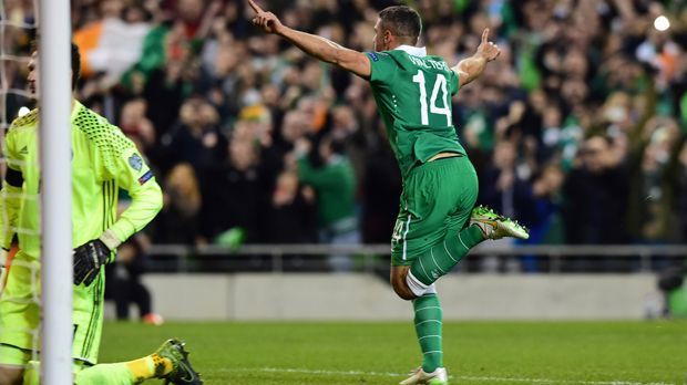 
                <strong>Irland</strong><br>
                Irland: Das Team um Robbie Keane hat es geschafft! Das 1:1 im Hinspiel der EM-Playoffs gegen Bosnien-Herzegowina reicht aus, da die Iren das Rückspiel 2:0 gewinnen. Durch einen verwandelten Elfmeter in der 24. Minute legt Jonathan Walters (Stoke City) den entscheidenden Grundstein für das gelöste EM-Ticket. In der 71. Minute legt Walters sogar nach.
              