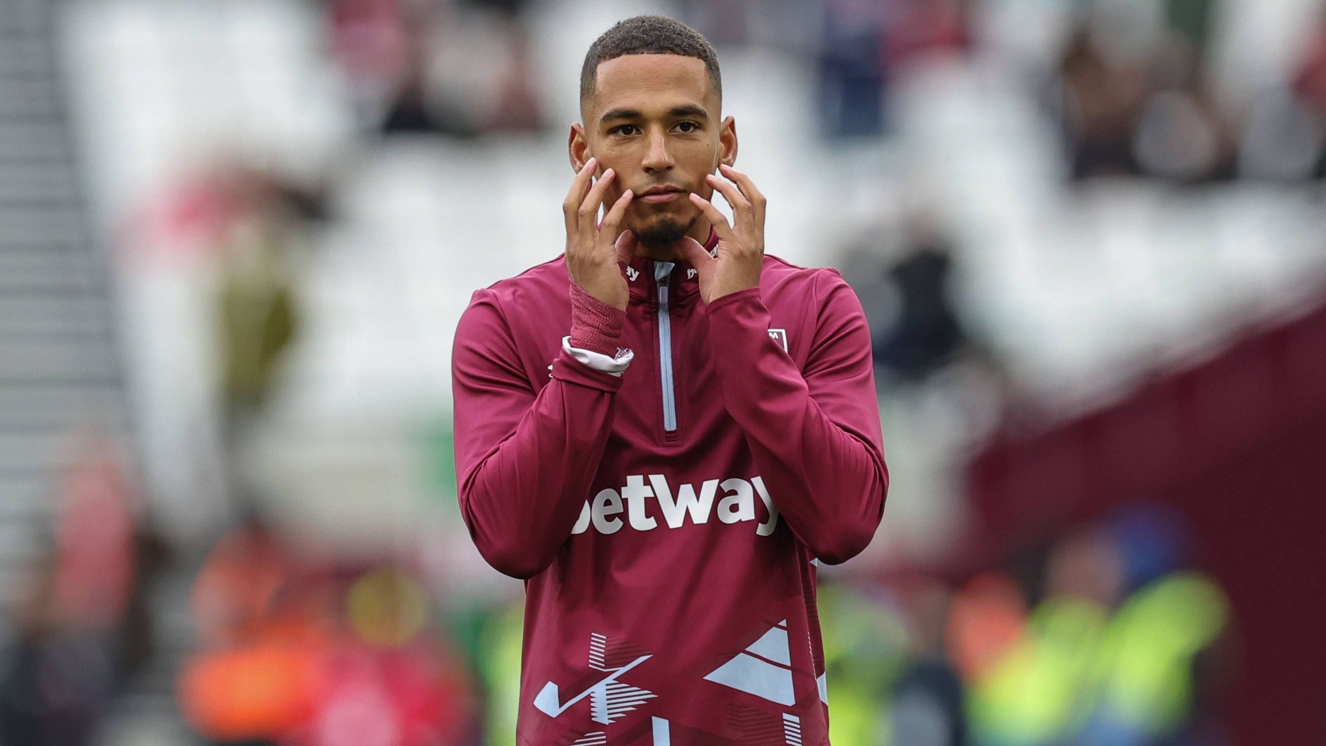 <strong>Thilo Kehrer (West Ham United)</strong><br>Kommt Thilo Kehrer in die Bundesliga zurück? Wie die "Sport Bild" berichtet, arbeite Eintracht Frankfurt an einem Transfer des ehemaligen Schalkers. Aufgrund des hohen Gehalts des 27-Jährigen würden die Hessen ein Leihgeschäft anstreben. Kehrer spielt bei West Ham in der laufenden Saison nur eine Nebenrolle.