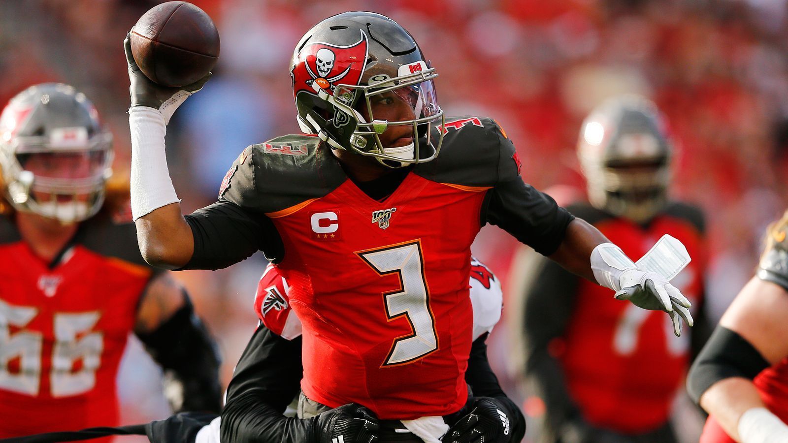 
                <strong>Jameis Winston</strong><br>
                Wie bei Rivers schon erwähnt, müssen die Bucs im Fall Jameis Winston eine Entscheidung treffen: Kann der ehemalige First-Overall-Pick eine Franchise erfolgreich führen und seine teilweisen unfassbar inkonstanten Leistungen abstellen? Das Winston die Anlagen eines guten Quarterbacks besitzt, steht außer Frage. In der abgelaufenen Saison warf der Quarterback für über 5.000 Yards und legte 34 Touchdowns auf. Das Problem: Winston verlor mit 33 Interceptions und drei Fumbles 36 Mal (!) den Ball. Es bleibt abzuwarten, ob sich Head Coach Bruce Arians eine zweite Saison die Achterbahnfahrt mit Winston antun möchte. Ansonsten wird es spannend, ob eine andere Franchise Winston das Vertrauen schenken möchte.
              