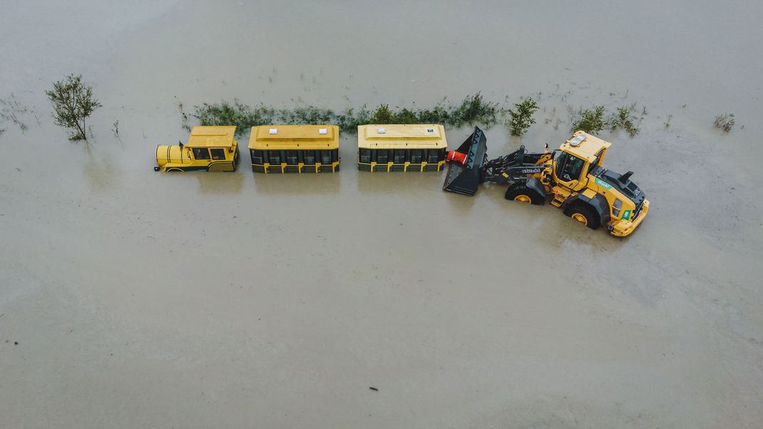 Österreich, Hollersbach: Eine Mini-Eisenbahn steht im Hochwasser im Salzburger Land. 