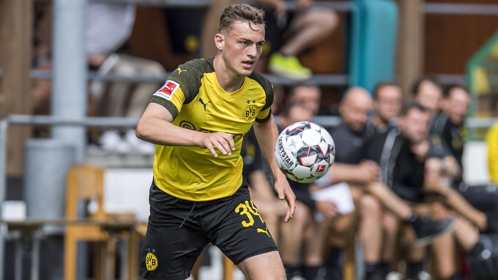 
                <strong>Jacob Bruun Larsen: Dortmunds Durchstarter</strong><br>
                Er ist die Entdeckung der Vorbereitung von Borussia Dortmund: Jacob Bruun Larsen hat sich unter dem neuen Trainer Lucien Favre in den Fokus gespielt. Doch wer ist das überhaupt? ran.de stellt den Dortmunder Durchstarter vor.
              