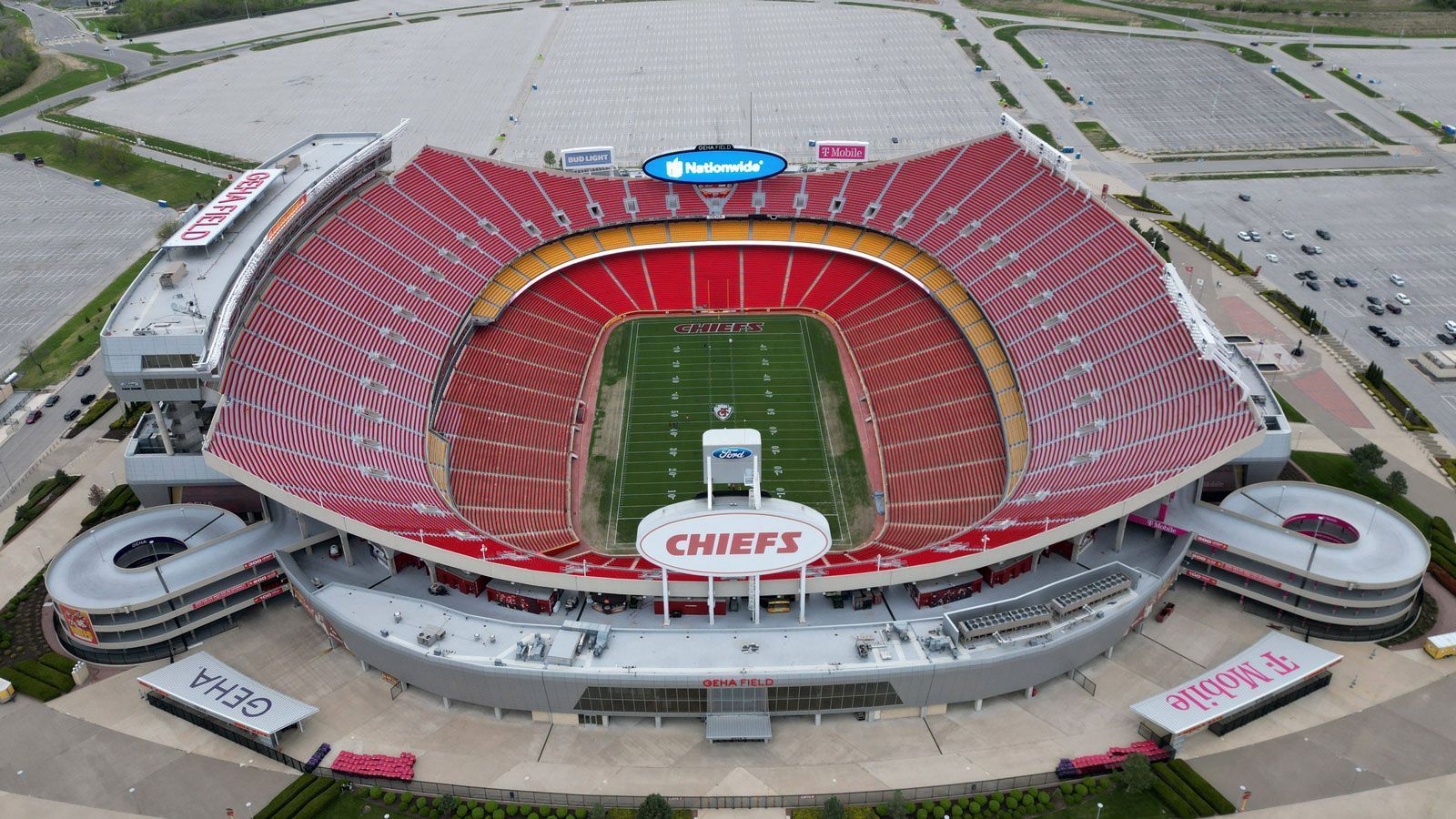 
                <strong>Kansas City Chiefs: Arrowhead Stadium</strong><br>
                Bester Name laut ChatGPT: "Kingdom Coliseum"
              