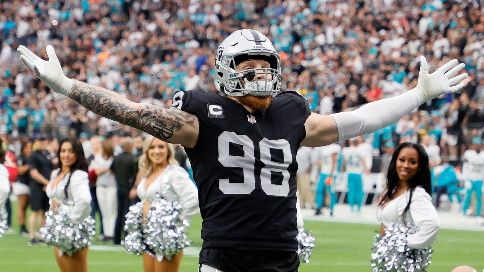 
                <strong>Maxx Crosby (DE, Las Vegas Raiders) </strong><br>
                "Mad Maxx" Crosby hat großen Anteil am Erfolg der Raiders-Defense. Der Pass Rusher steuerte bisher 30 Pressures bei, der höchste Wert der gesamten NFL. Mit seiner Geschwindigkeit und Athletik bereitet er Offensive Linern bisher Probleme. Zwar resultierten die 30 Pressures nur in zwei Sacks, aber allein Crosbys Druck auf den Quarterback reicht oft aus, um den gegnerischen Passgeber beim Wurf aus dem Konzept zu bringen.
              