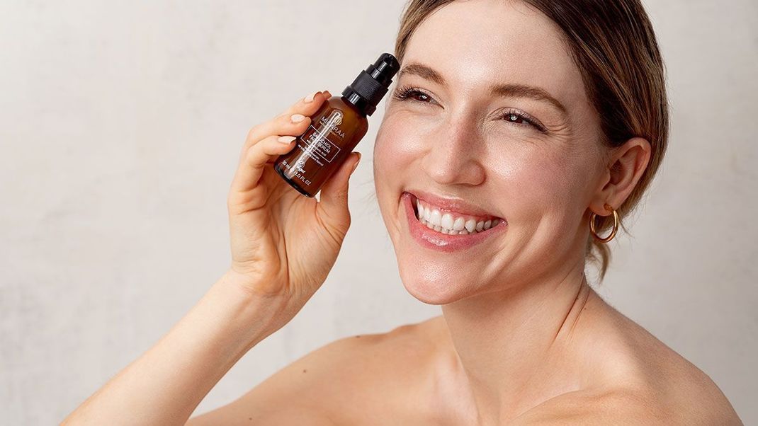 Auf der Suche nach einem beruhigenden Beauty-Mittel? Dann solltest du das Bakuchiol Face Serum von Micaraa kennenlernen - pflanzliche Inhaltsstoffe sorgen für einen nachhaltigen Entspannungsmoment für die Haut.