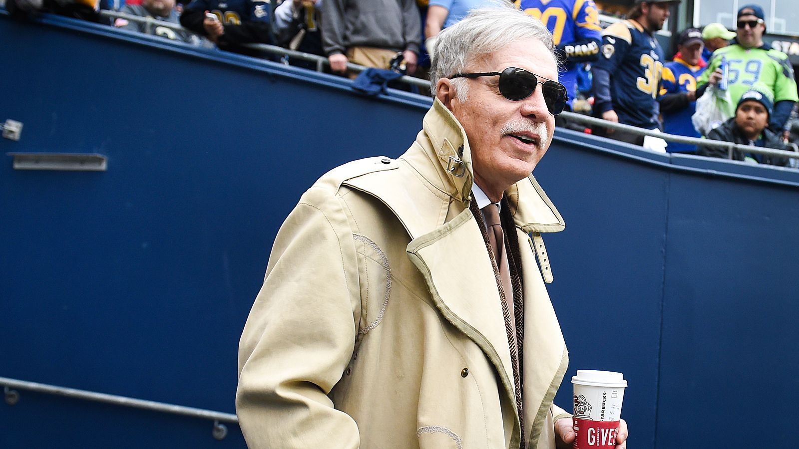 
                <strong>Stan Kroenke</strong><br>
                Enos Stanley "Stan" Kroenke (Besitzer der Los Angeles Rams)
              