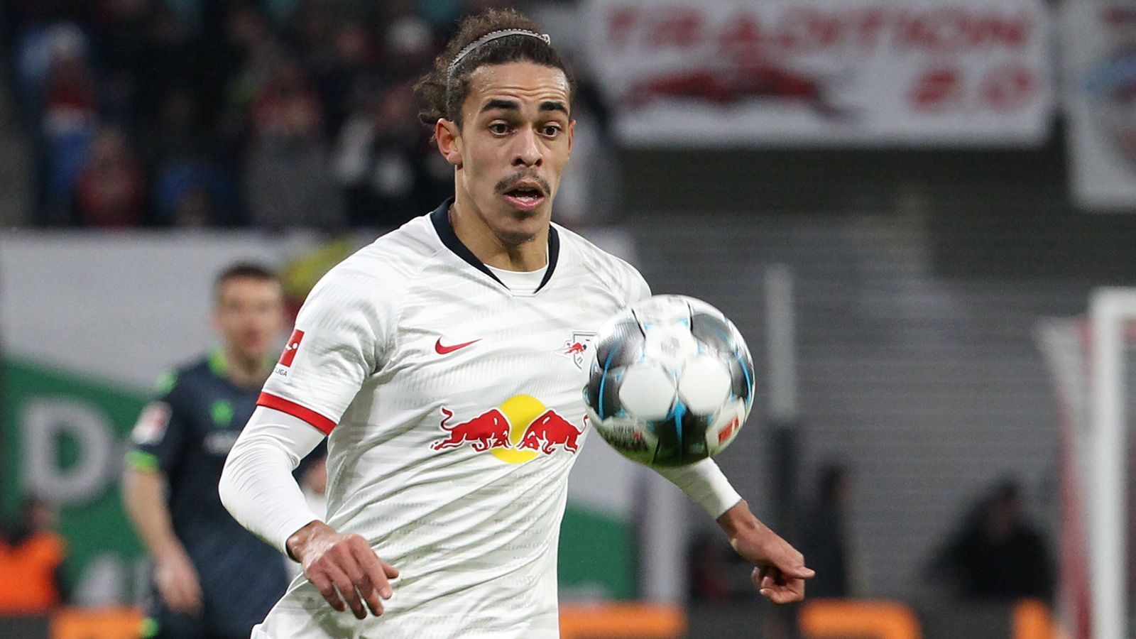 
                <strong>Yussuf Poulsen (RB Leipzig)</strong><br>
                Um an der Uhr zu drehen, darf der Däne die Schlusssekunden auf dem Rasen miterleben. ran-Note: ohne Bewertung
              