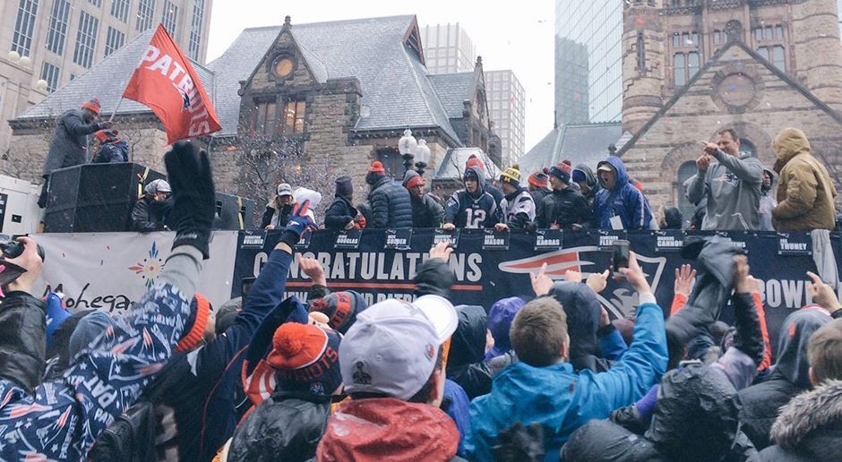 
                <strong>New England Patriots Super-Bowl-Parade</strong><br>
                Handys zücken, die Stars kommen. Alle Fans versuchen, den besten Schnappschuss zu erwischen.
              