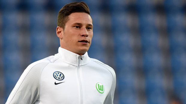 
                <strong>Verlierer: VfL Wolfsburg</strong><br>
                Wer hat noch nicht, wer will noch gehen? Der Aderlass beim VfL Wolfsburg in diesem Sommer ist beachtlich. Julian Draxler hat eigentlich auch keine Lust mehr auf die Autostadt, muss aber bleiben. Kapitän Luiz Gustavo würde ebenfalls lieber etwas anderes machen, von einer möglichen Flucht des Schweizer Nationalspielers Ricardo Rodriguez wird auch seit Monaten gesprochen. Immerhin konnten Manager Klaus Allofs und Trainer Dieter Hecking Nationalstürmer Mario Gomez von ihrem Projekt überzeugen. Vorerst. Denn dass Gomez weg ist, wenn es in Wolfsburg nach der katastrophalen Vorsaison wieder nichts wird mit der angepeilten Champions League, dürfte auch klar sein.
              