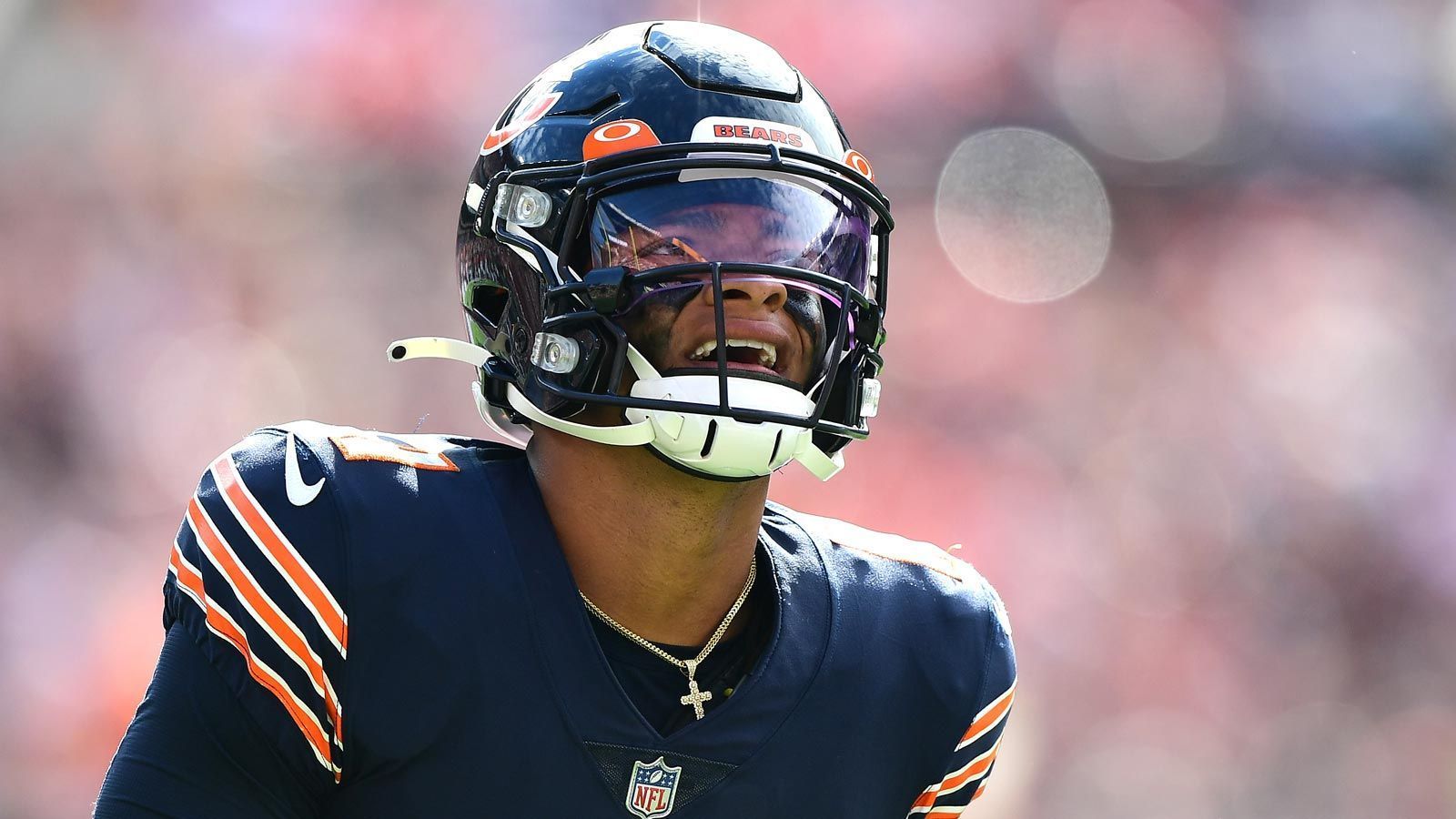 
                <strong>Chicago Bears (1-2)</strong><br>
                Dass die Playoffs für Chicago ein Selbstläufer werden, hat niemand erwartet. Allerdings hatte man in der "Windy City" nach dem gescheiterten Experiment mit Mitchell Trubisky zumindest eine Steigerung der Offense erhofft. Stattdessen brachten die Bears in den ersten drei Spielen gerade einmal 40 Punkte zustande. Nur die New York Jets sind noch schlechter. Die Offensive Line ist ein Desaster, der bemitleidenswerte Rookie-Quarterback Justin Fields rannte bei der Niederlage gegen die Cleveland Browns um sein Leben und wurde dennoch neun Mal (!) gesackt. Trubisky ist kein Franchise-Quarterback, doch in der aktuellen Offense hätte es jeder Quarterback extrem schwer. Der Druck auf Head Coach Matt Nagy, der als offensiver Coach gilt, wächst.
              