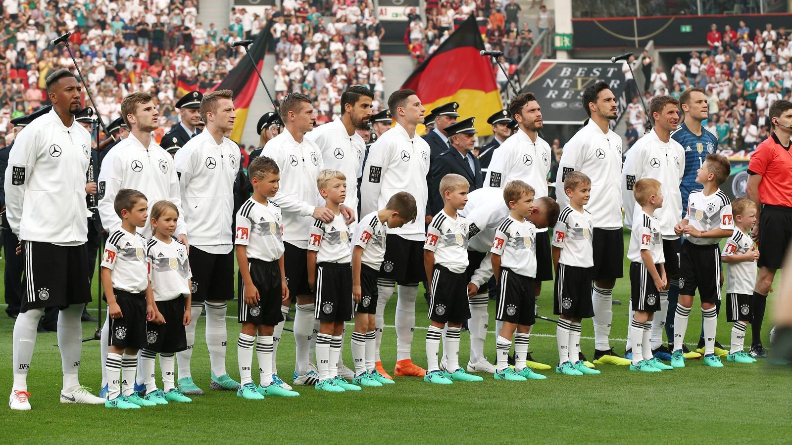 
                <strong>ran-Redakteur Tobias Hock tippt</strong><br>
                Weltmeister wird: Deutschland. Deutschland könnte in der Vorrunde nach Hause fahren, oder Weltmeister werden. Ich tippe lieber auf den Titel! Warum? Weil Özil jetzt die Klappe hält und es allen zeigen will. Weil die Zentrale mit Khedira und Kroos einfach zu den besten Tandems der Welt zählt. Weil Manuel Neuer Manuel Neuer ist. Weil Kimmich trifft! Weil Thomas Müller Tore macht, die Techniker wie Messi, Neymar oder Mbappe niemals hinbekommen würden. UND: Weil es einfach cool wäre, schon den dritten WM-Titel in meinem Fan-Leben mitzubekommen - welche Länder können das schon von sich behaupten?
              