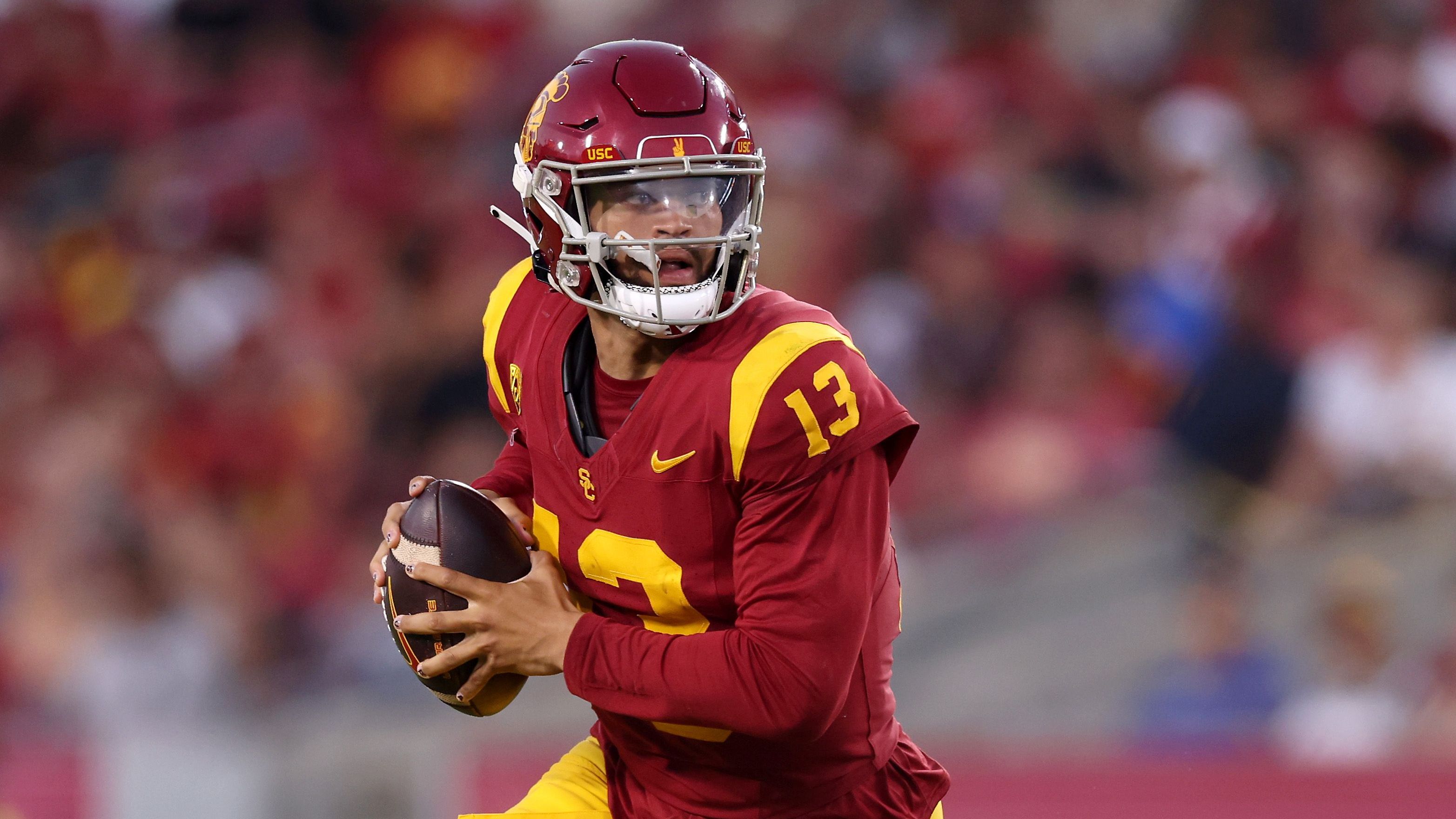 <strong>6. USC Trojans: Caleb Williams</strong><br>Es gibt keinen Zweifel darüber, wer der beste Quarterback im College Football ist: Caleb Williams. Mit 4537 Passing Yards, 42 Passing Touchdowns und zehn Rushing Touchdowns gewann er in der vergangenen Saison die Heisman Trophy. Zwei Mal hat die Trophäe in der Geschichte des College Football nur Archie Griffin (1974, 1975) gewonnen. Doch Williams hat eine realistische Chance, genau das zu schaffen. Für den 2024 NFL Draft wird er schon jetzt als sicherer Nummer-Eins-Pick projiziert.&nbsp;