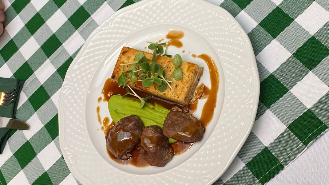 Niedertemperaturgegarte Schweinebacke mit geräuchertem Erbspüree und Kartoffelbaumkuchen