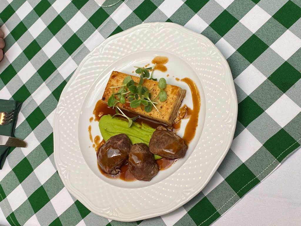 Schweinebacke mit geräuchertem Erbspüree und Kartoffelbaumkuchen